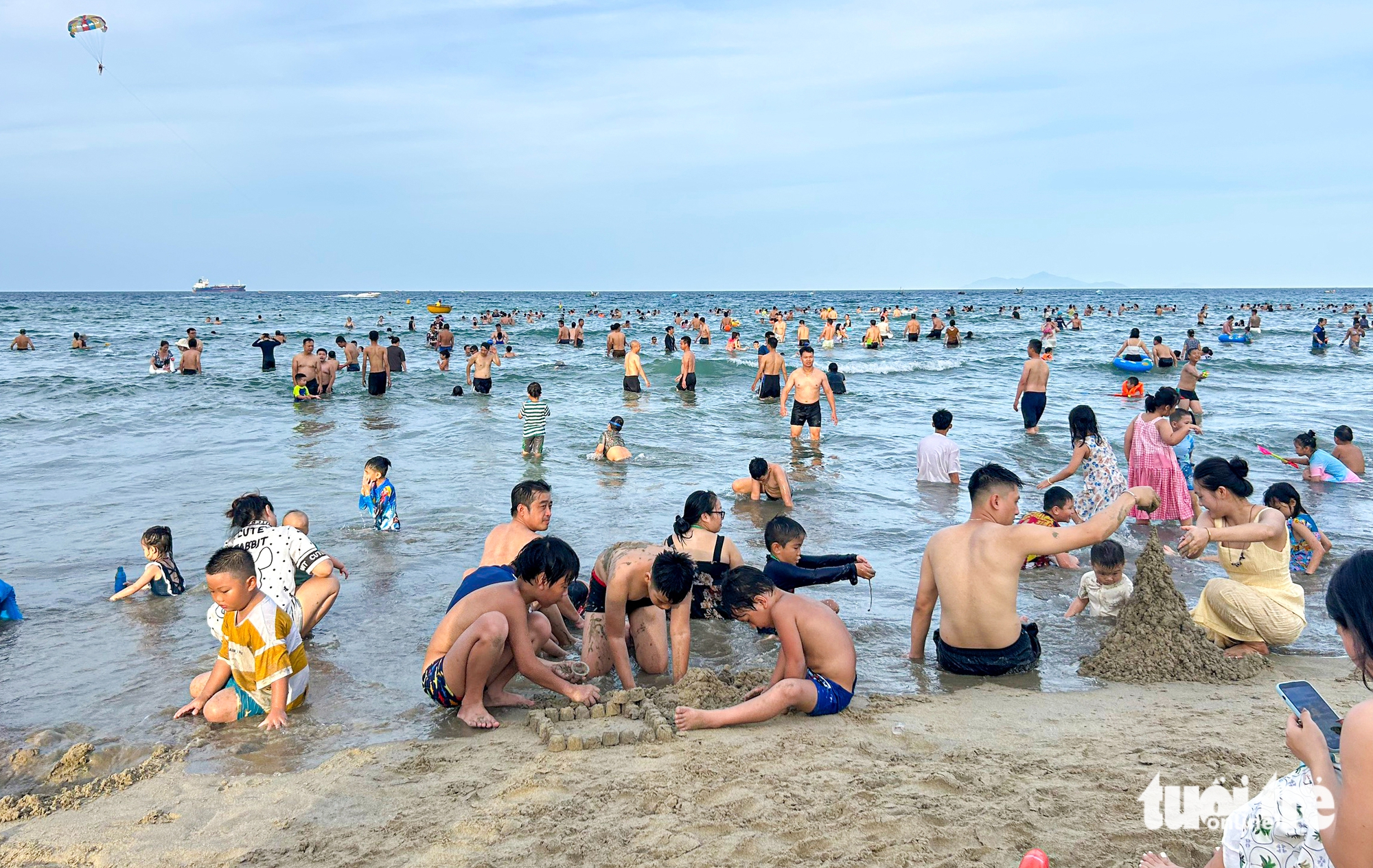 被称为'地球上最美丽的海滩'挤满了避暑的人群