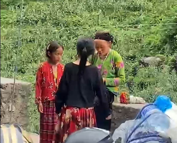 外国游客在Tuyên Quang的Thẩm Mã坡编发被收取200,000越南盾