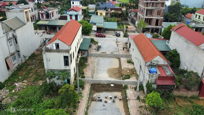 三户居民建墙阻挡通往居民区的道路