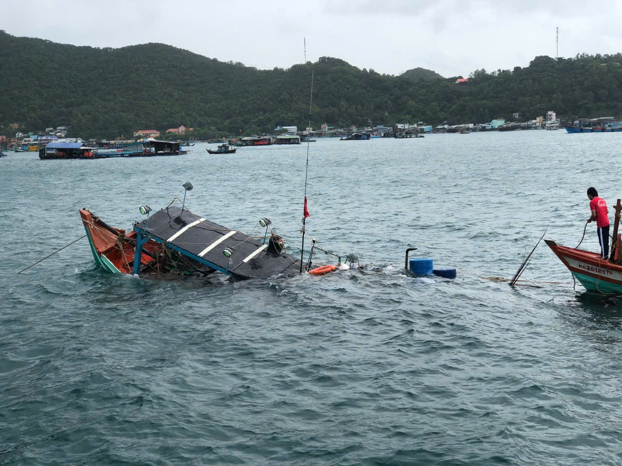 在坚海特别海域救起两艘沉船上的9人