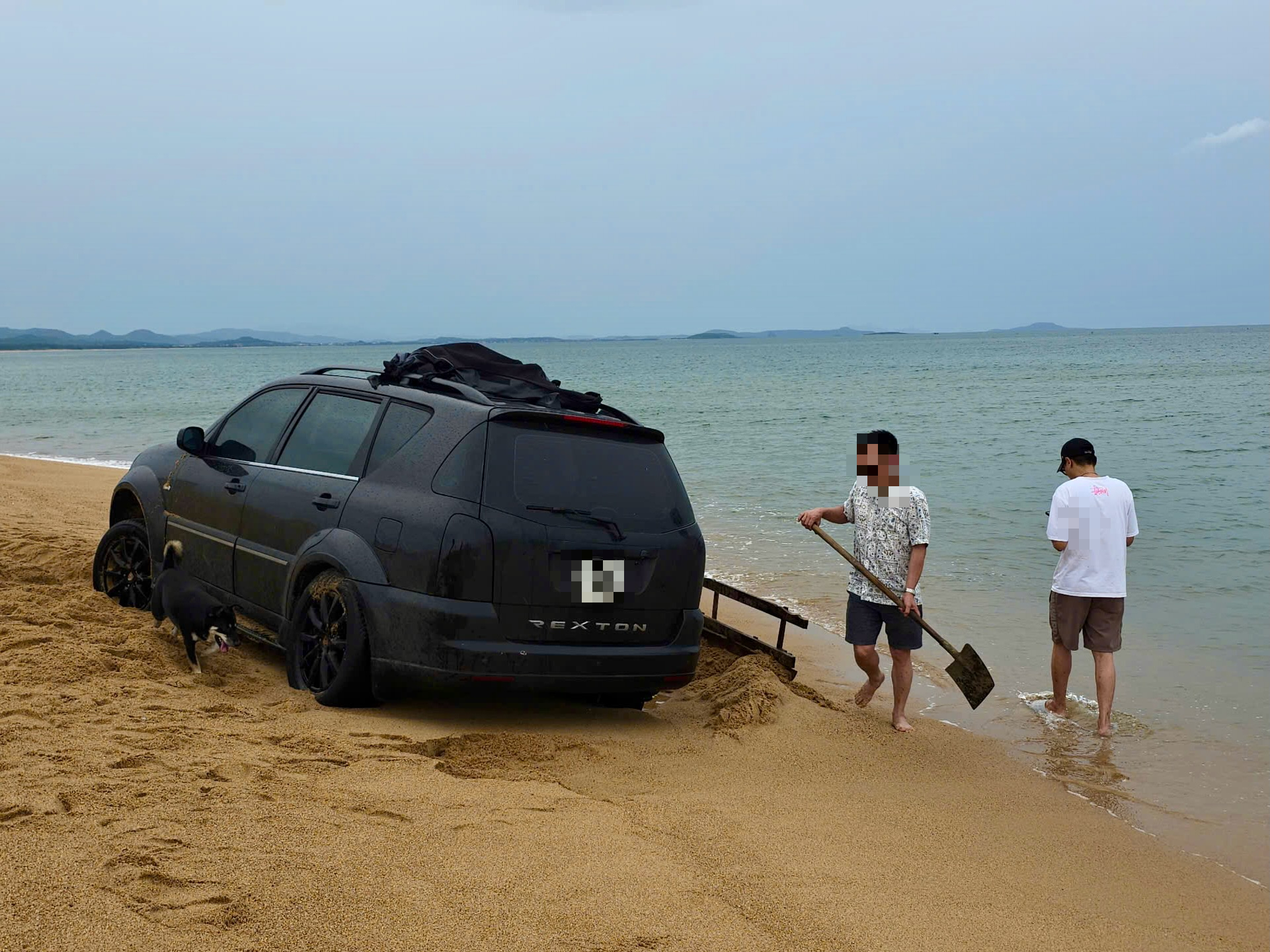 又一辆汽车在Tuy Hòa海滩行驶后搁浅，司机被警方传唤