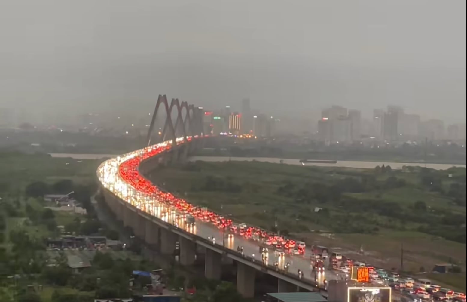 大雨下班时间，河内多条街道深积水，交通堵塞