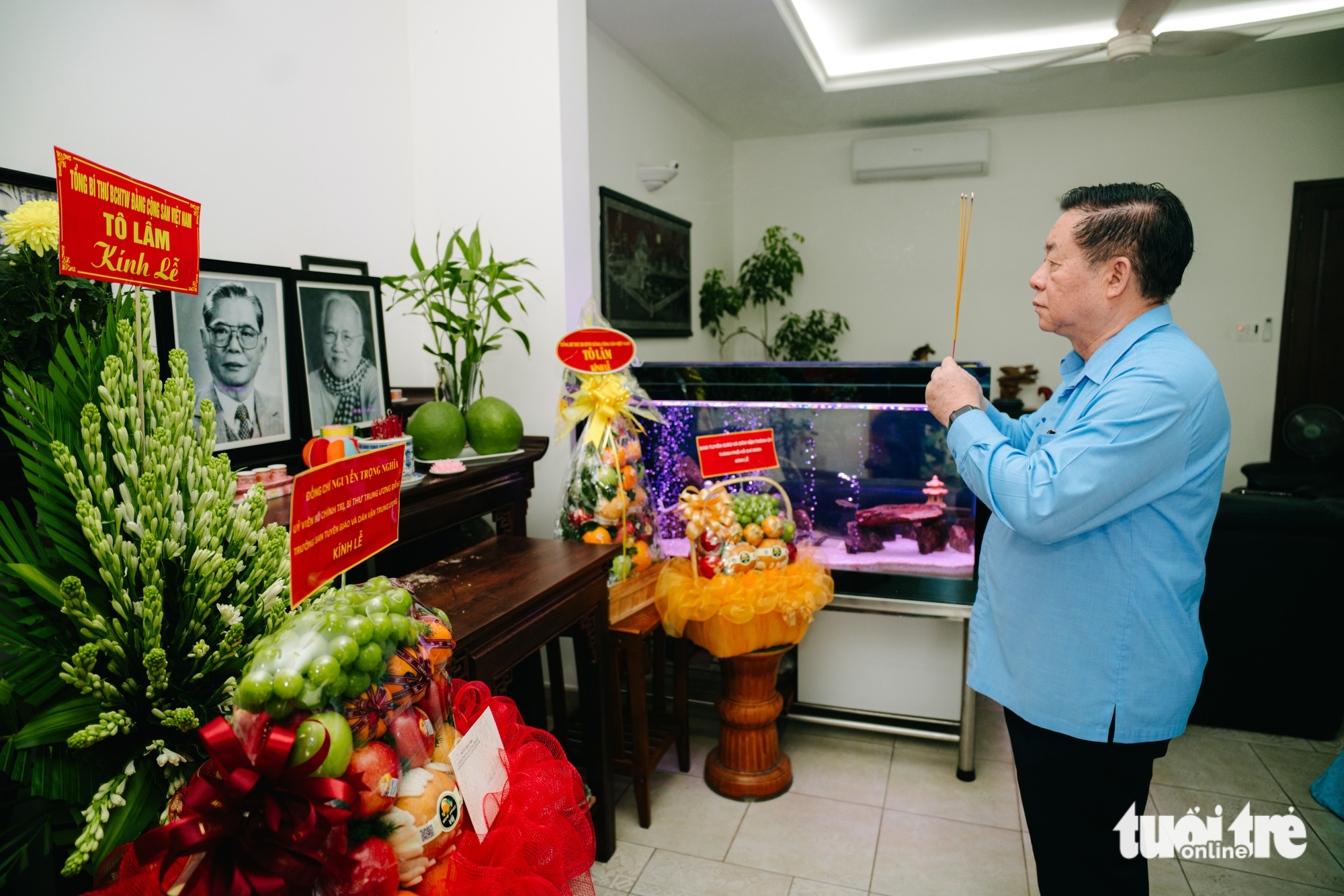 中央宣传与民运部部长向已故总书记阮文灵敬香