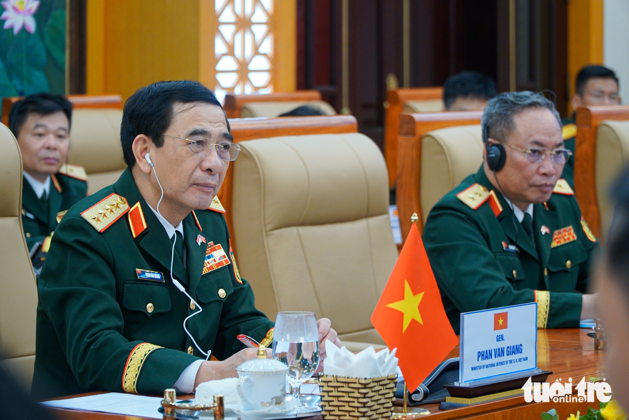 大将潘文江与新加坡国防部长会谈