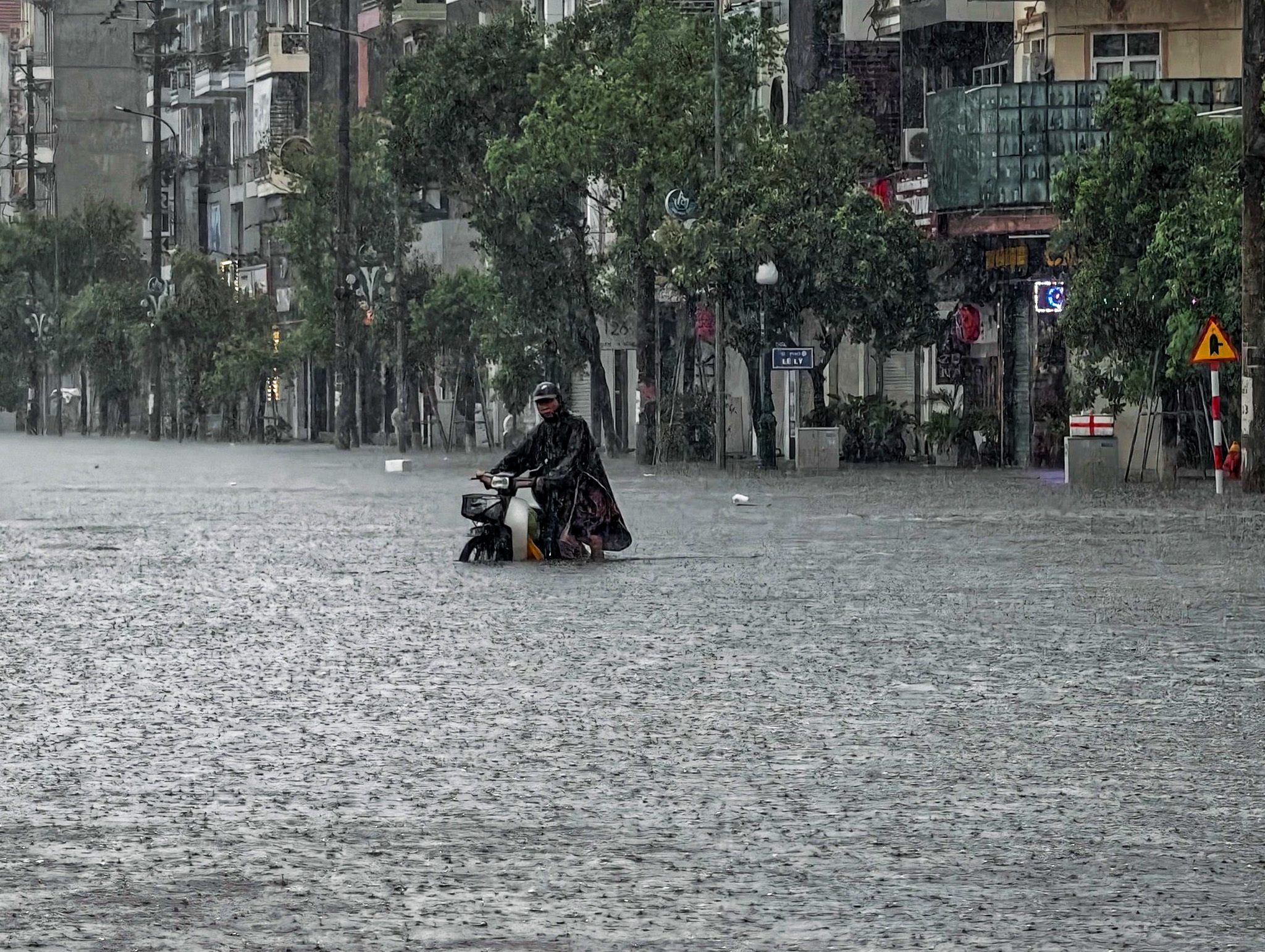 北江省首府在大雨后再次深陷水患