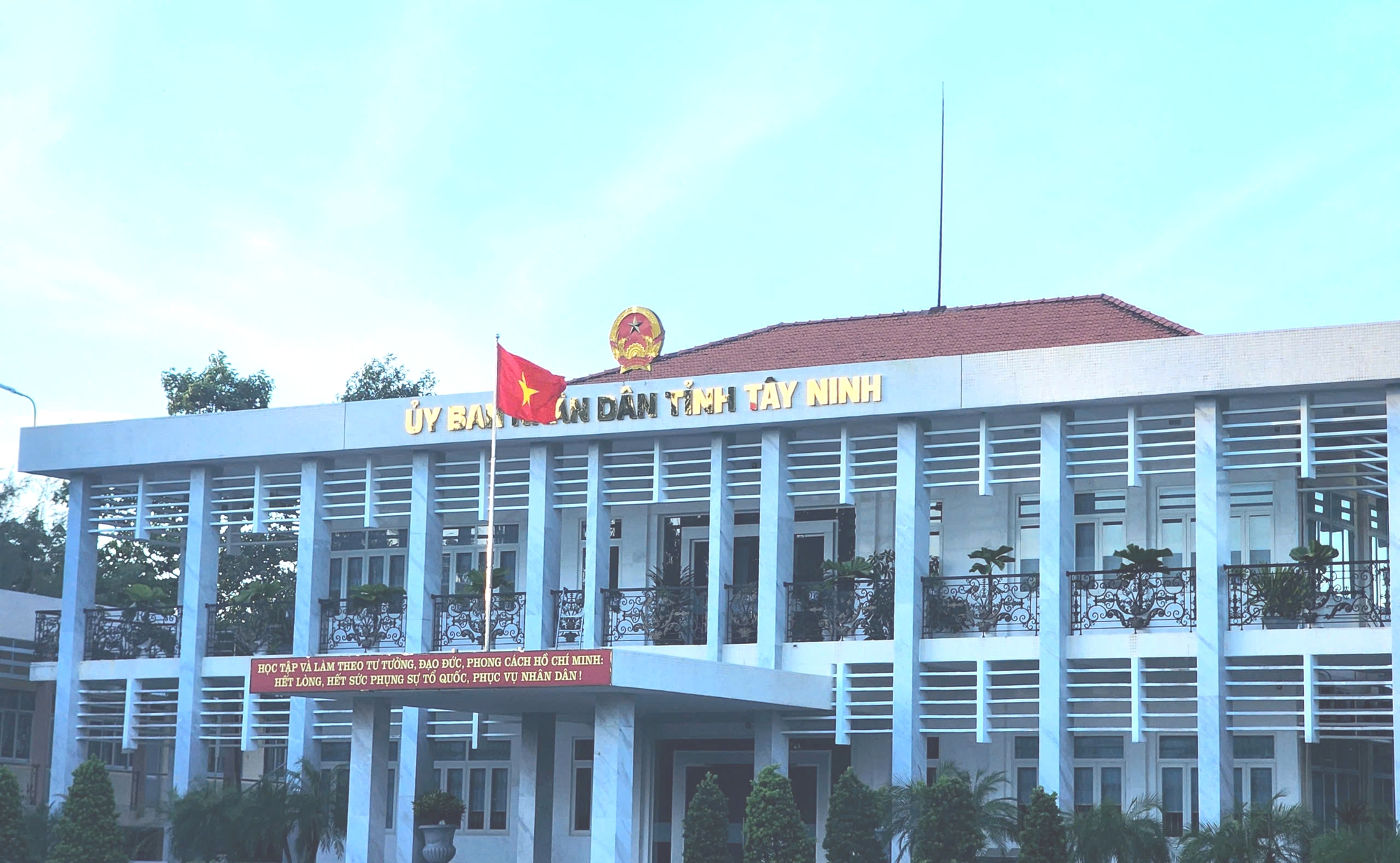 龙安省人民委员会总部标牌改为西宁省，为合并省份公告仪式做准备