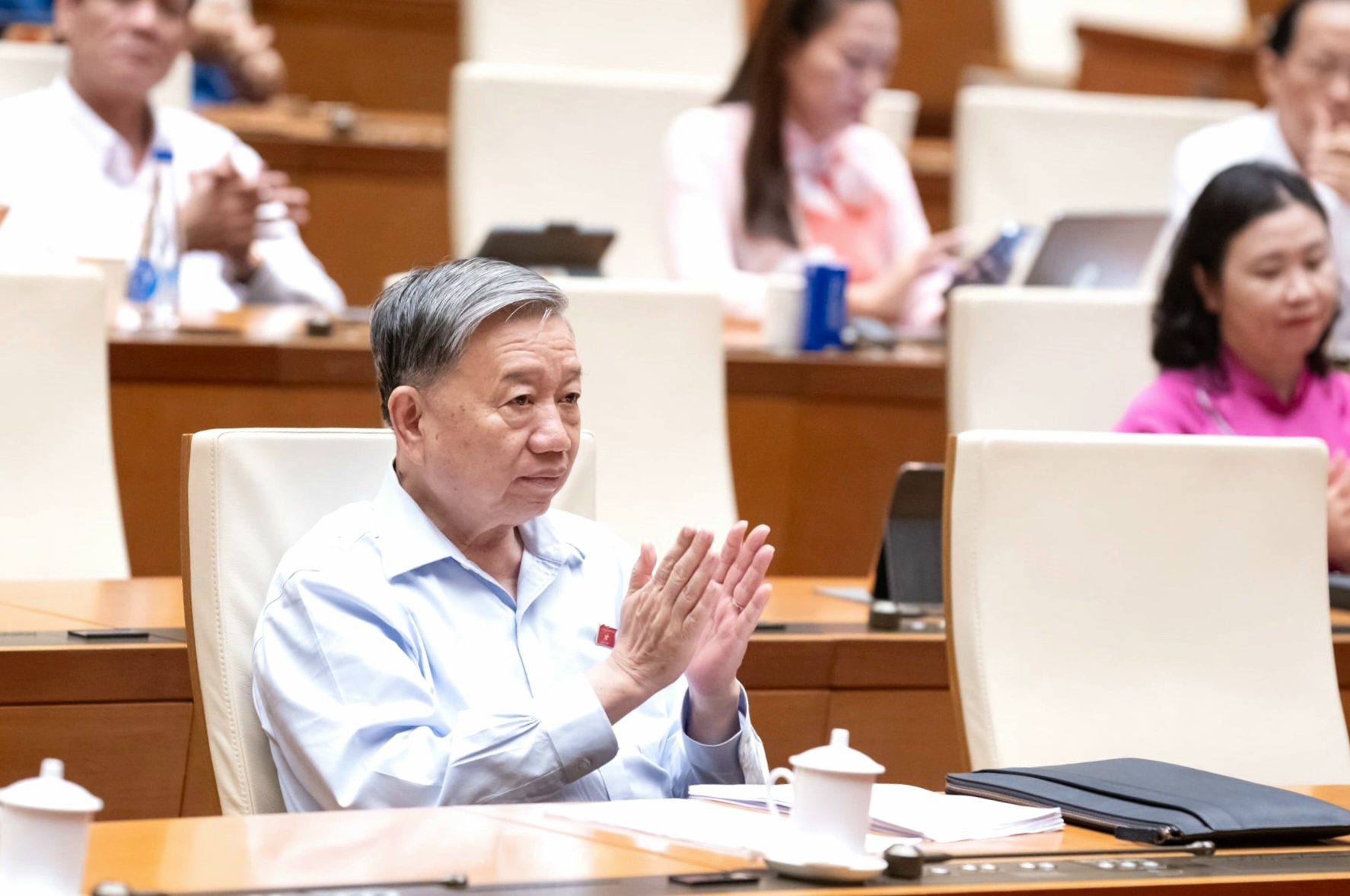 全国公立学校学生正式免学费，私立学校学生获得支持