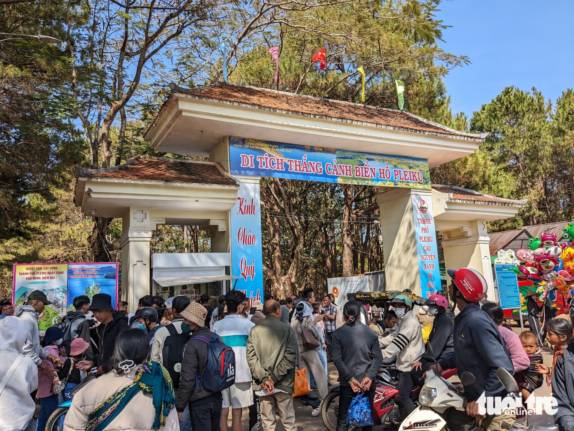 11面挂在海洋湖迎宾门上的铜锣价值超过40亿越南盾