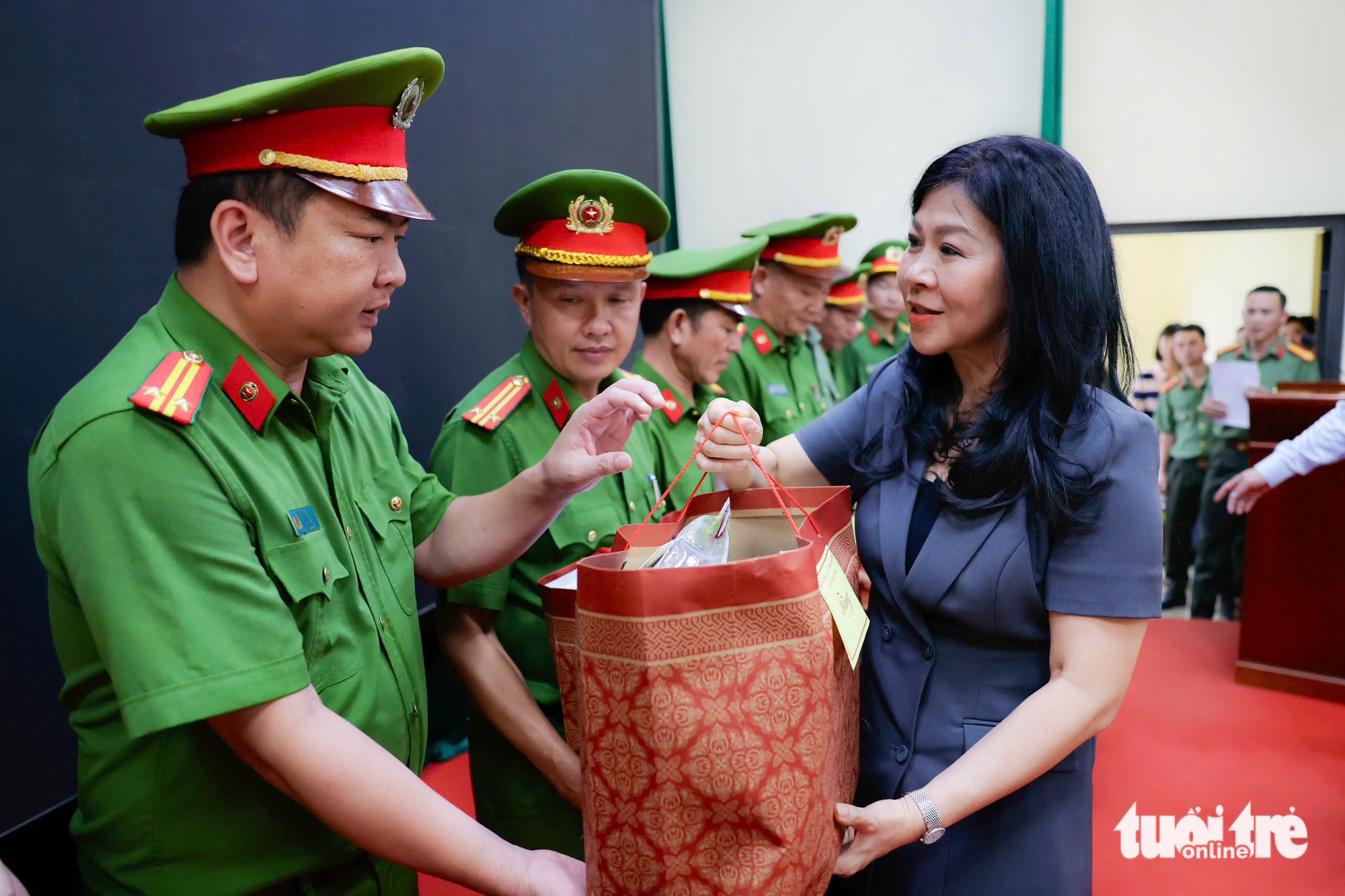 吴芳丽夫人慰问烈士和伤兵家属：情义时刻