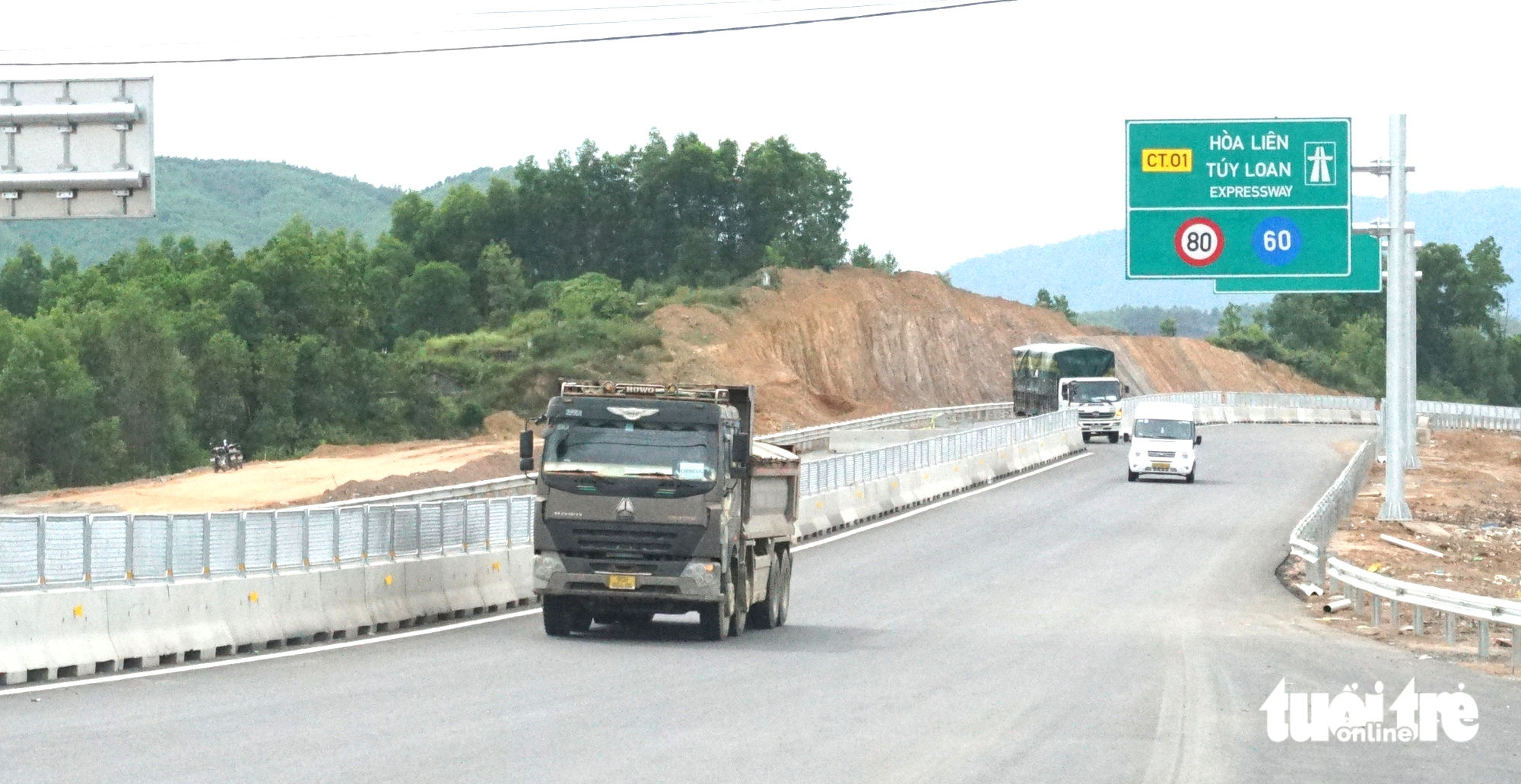 岘港和连-绥龙高速公路11.5公里路段在通车前亮相
