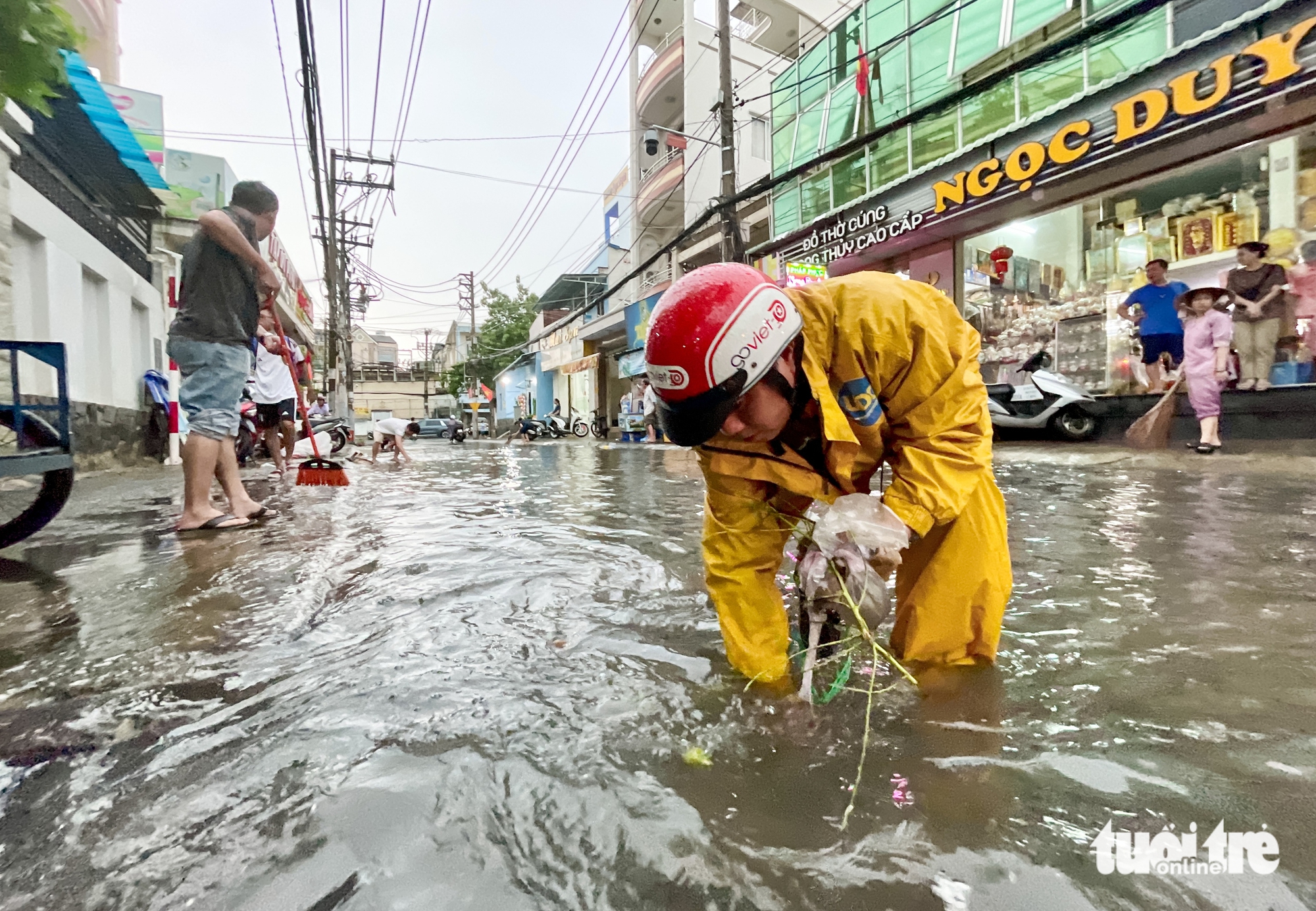 垃圾堵塞排水口，大雨时守德市场变成‘洪水中心’