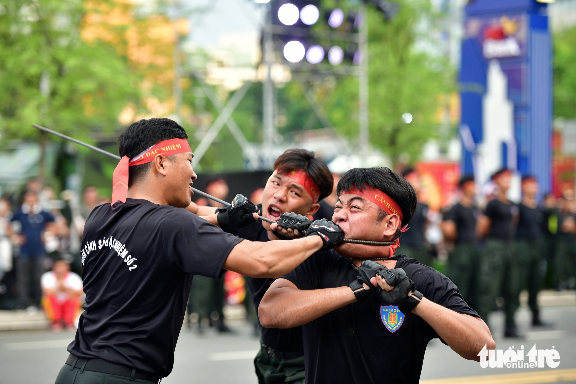 观看机动警察和警犬在黎利路的表演