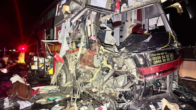 永好-潘切高速公路上卧铺车追尾客车，3人死亡