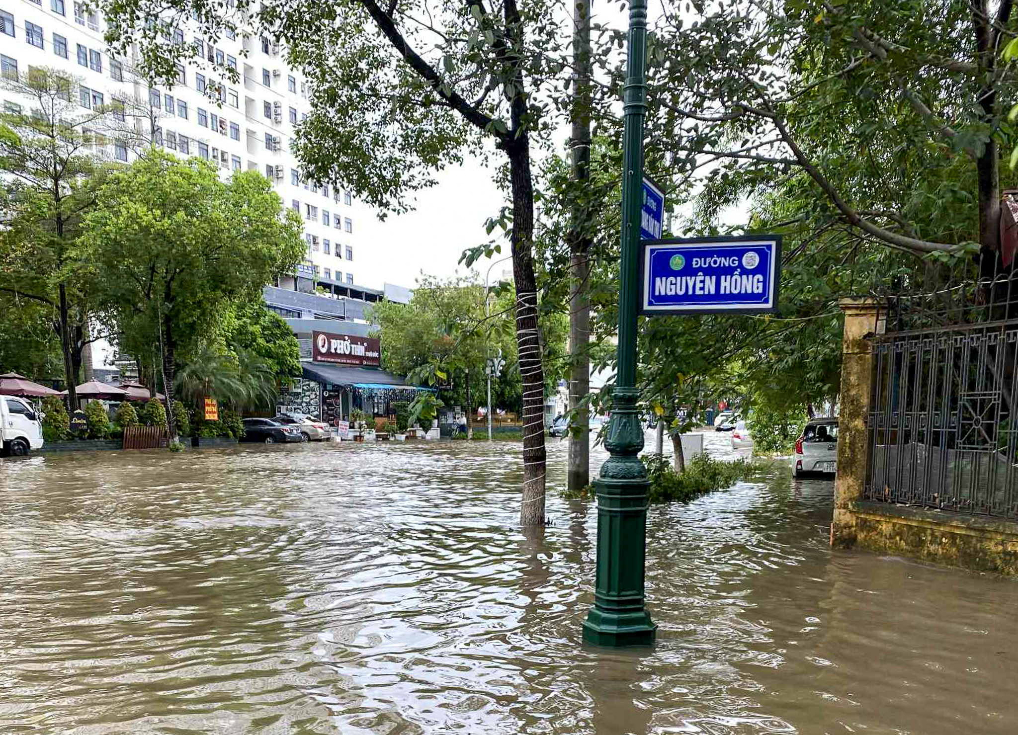 北江中心在大雨后深陷水中