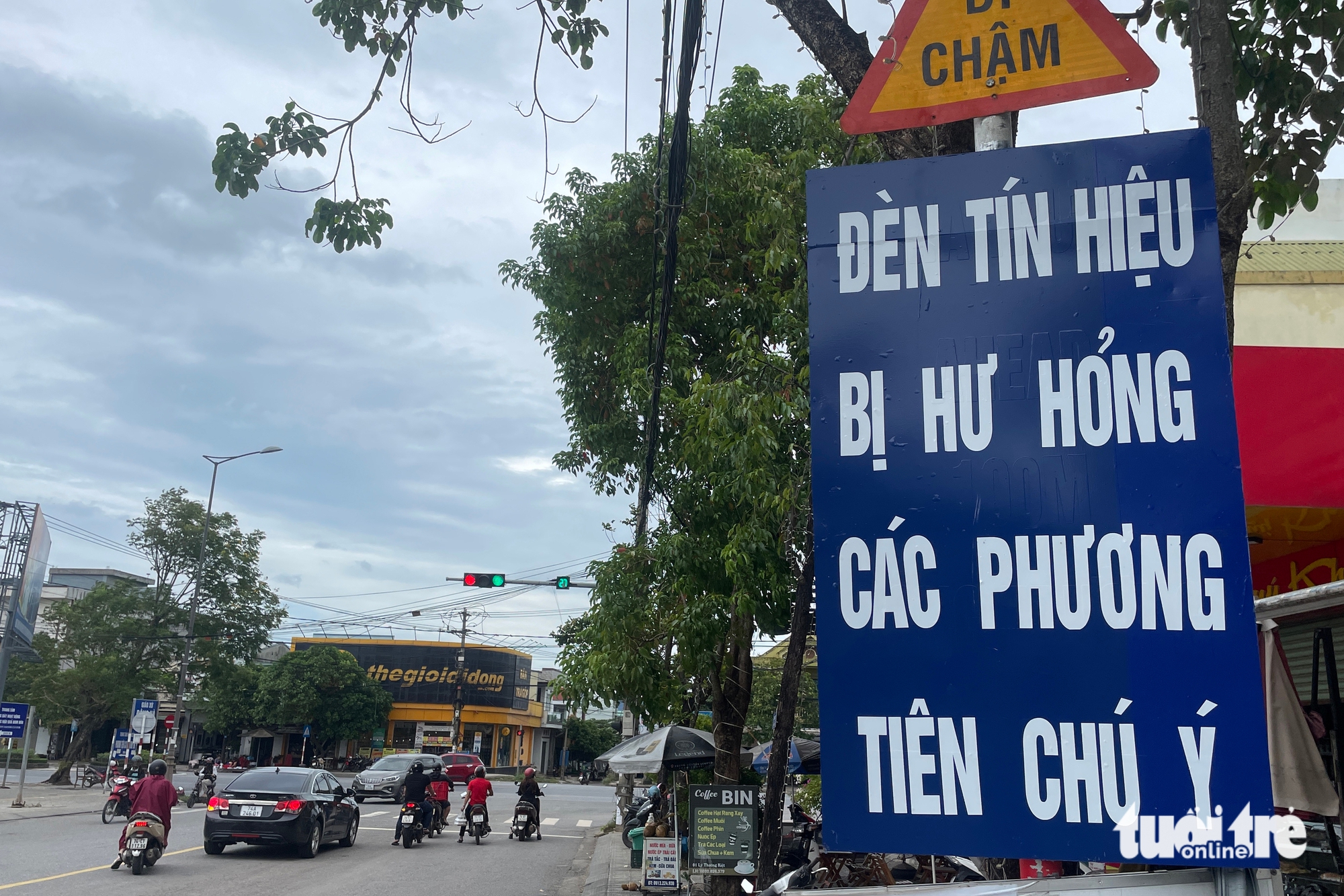 国道1号线上红绿灯同时亮起，司机过马路需录像