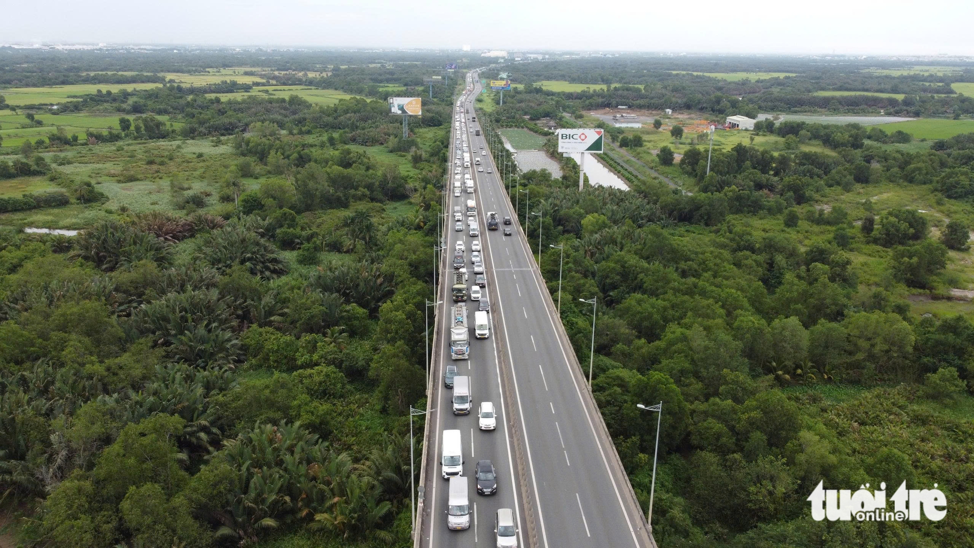 数千辆车在胡志明市-隆城-油吉高速公路上缓慢移动