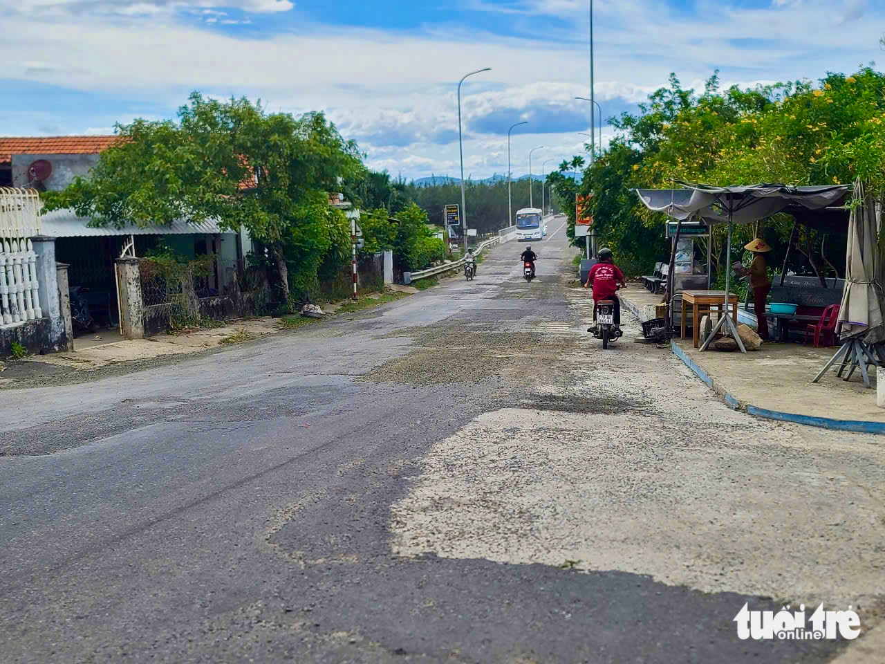 通往国家特别遗迹Gành Đá Đĩa的道路上布满坑洼