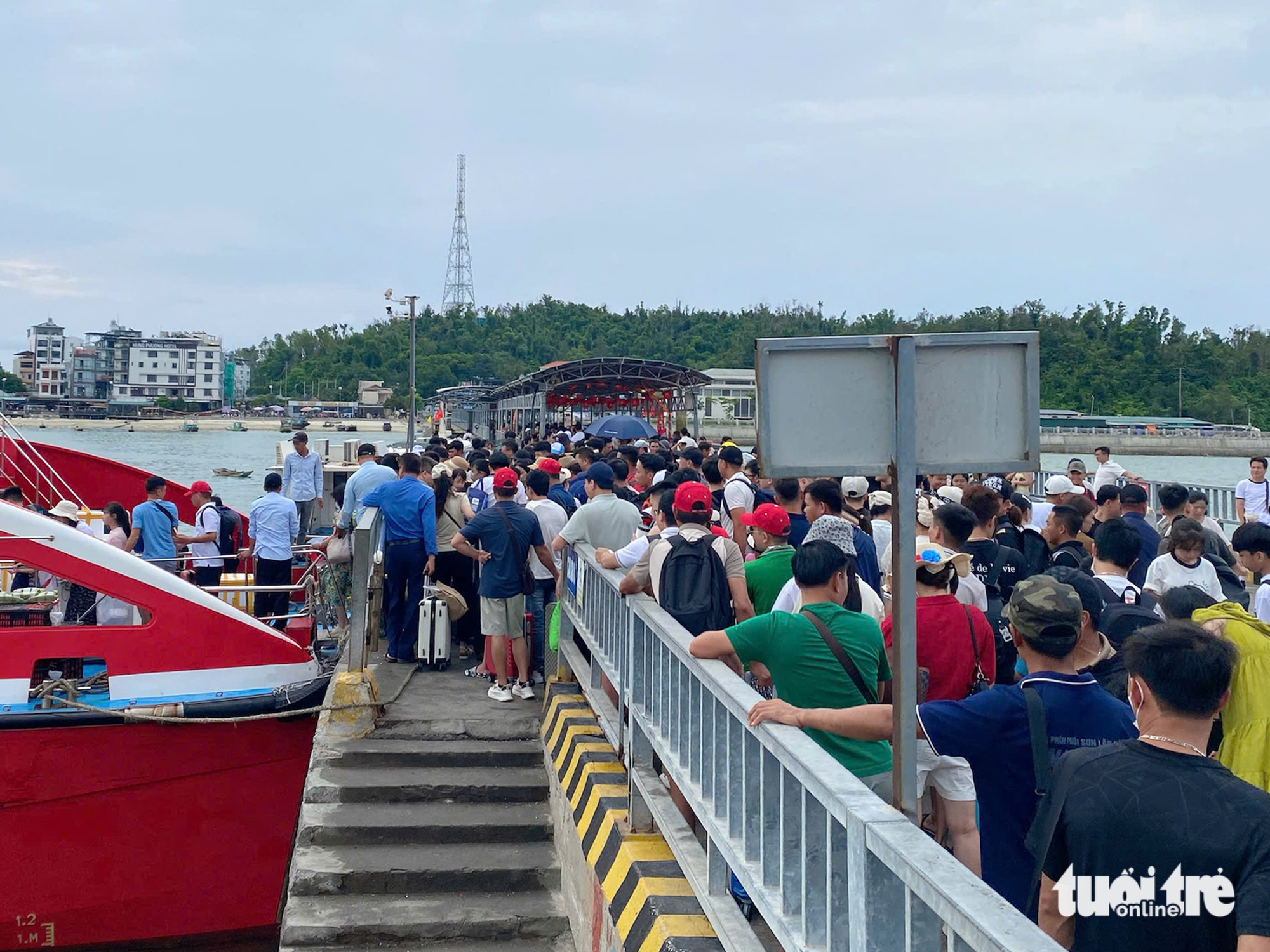 将7500名居民带上岸，帮助居民在第三号台风Wipha来临前加固房屋