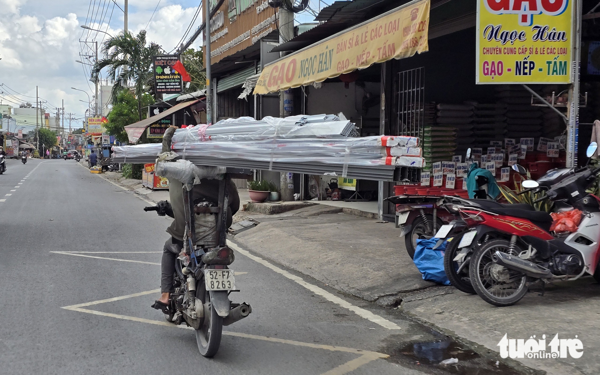 恐怖的自制拖车运送10米铁棒，占据胡志明市道路