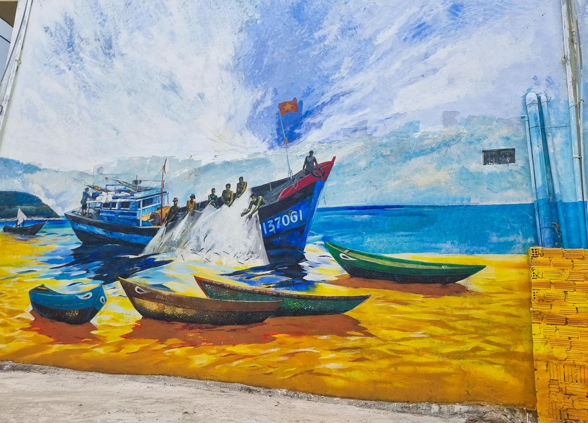 岘港海边壁画街在旅游旺季冷清