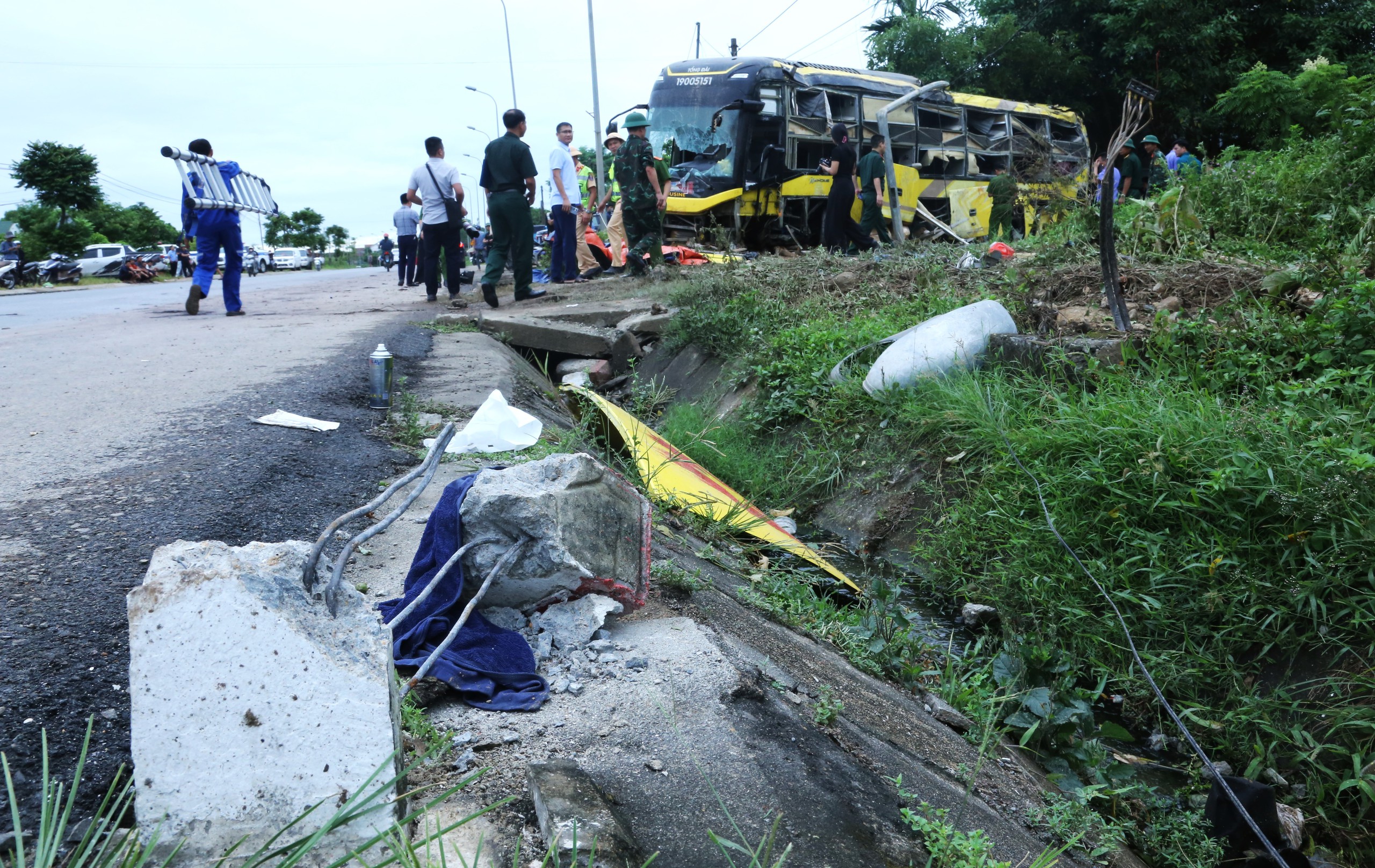 导致10人死亡的事故原因：高速行驶导致失控