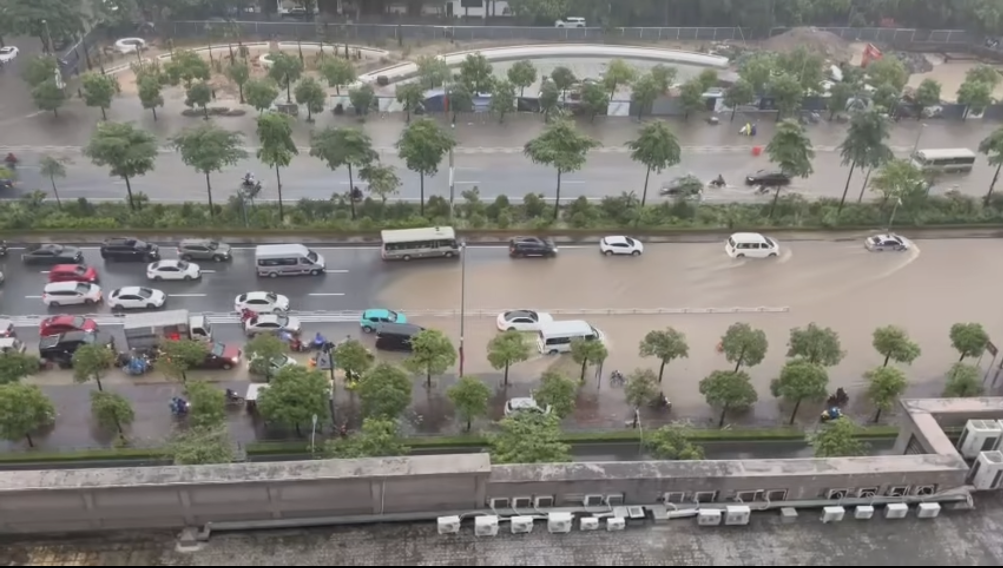 大雨下班时间，河内多条街道深积水，交通堵塞