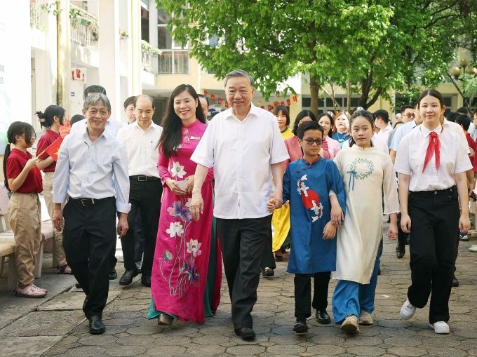 总书记苏林访问社坛学校和阮廷炤学校的学生