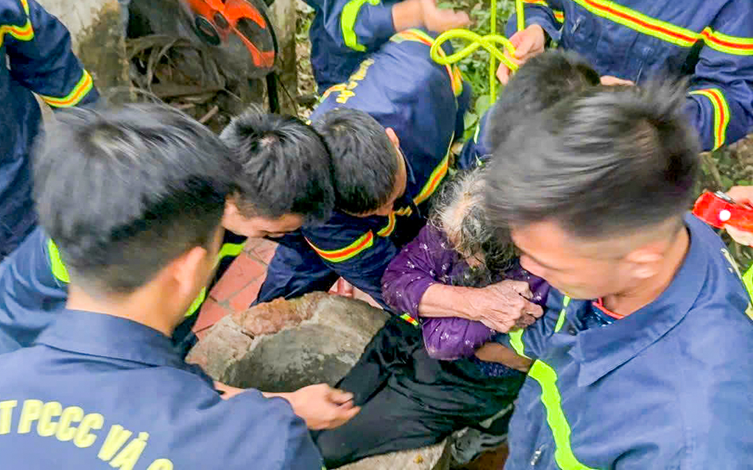 成功救援84岁老人掉入水井