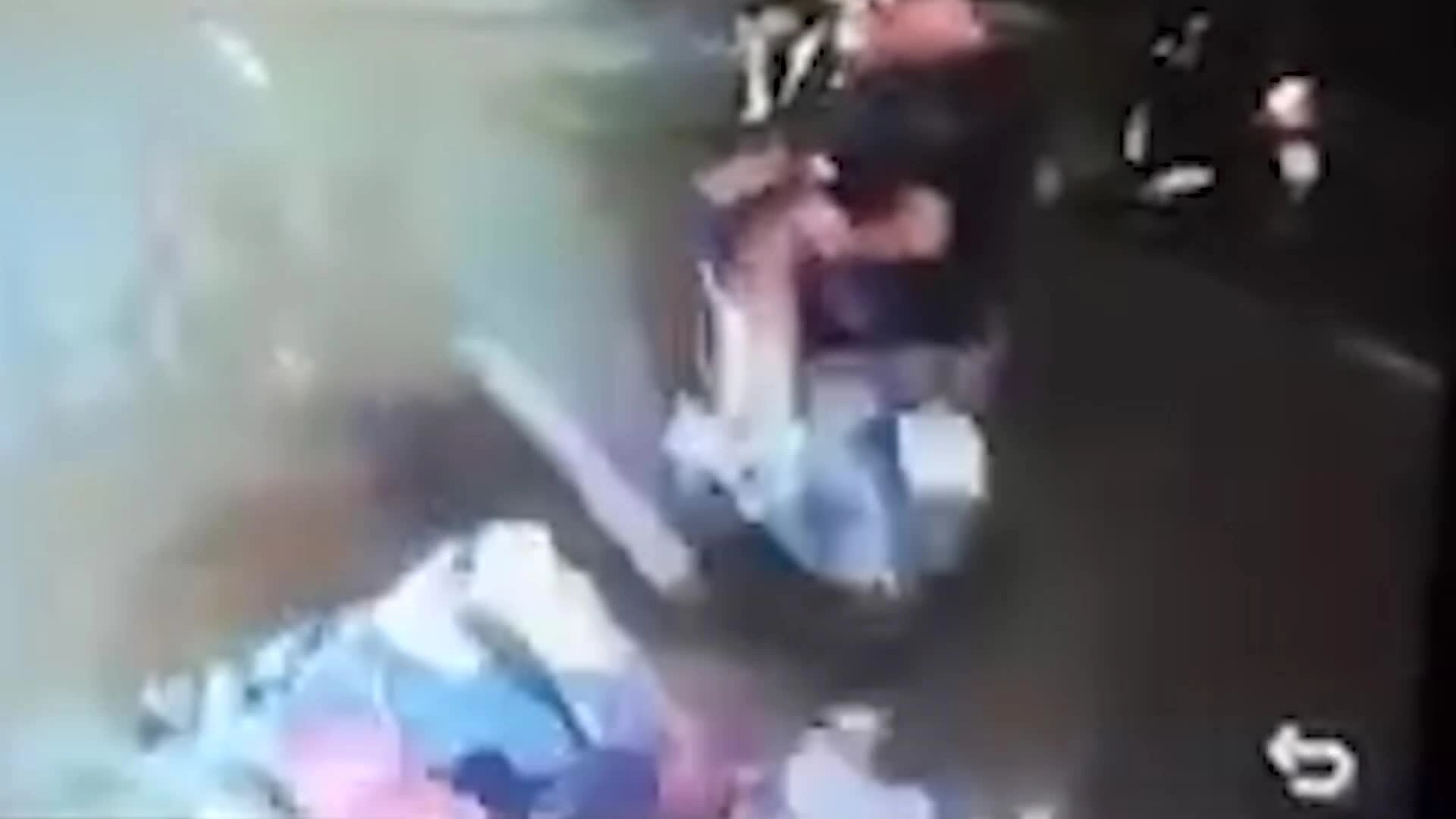 两名少年踢倒摩托车骑手