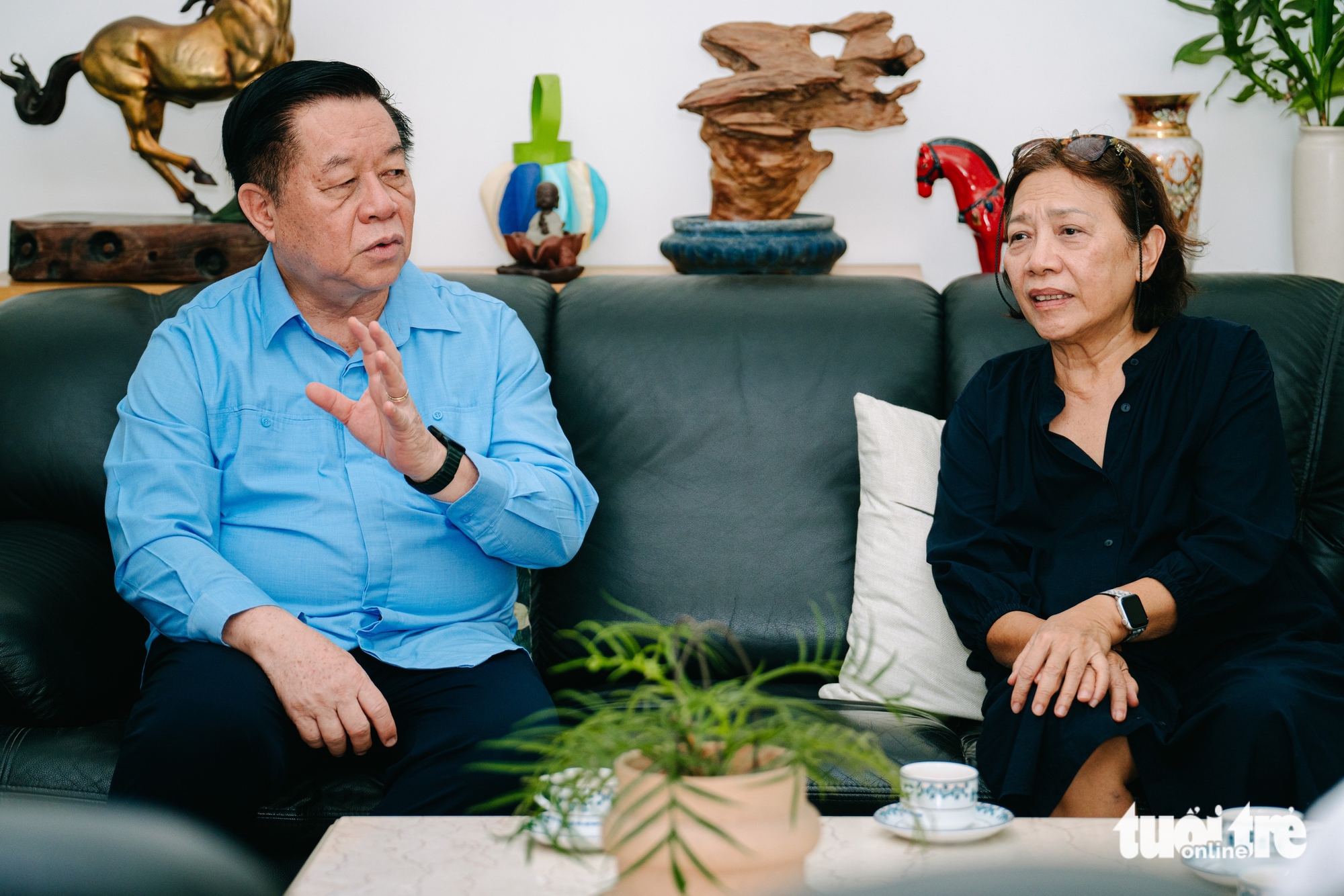 中央宣传与民运部部长向已故总书记阮文灵敬香