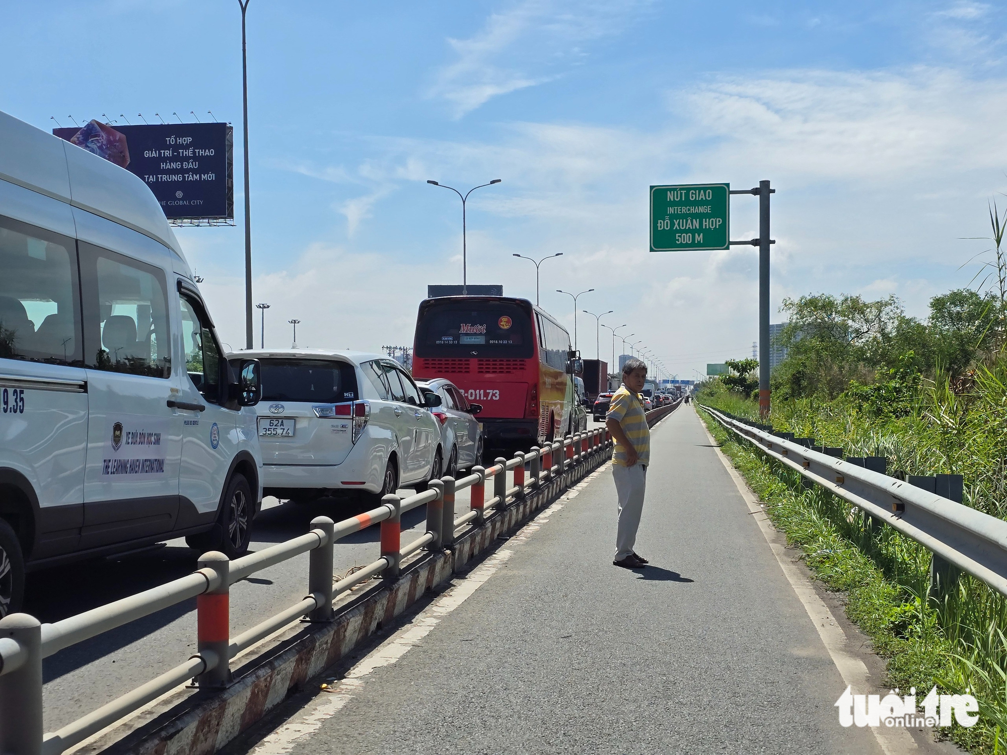 胡志明市-龙城高速公路事故，拥堵长达8公里