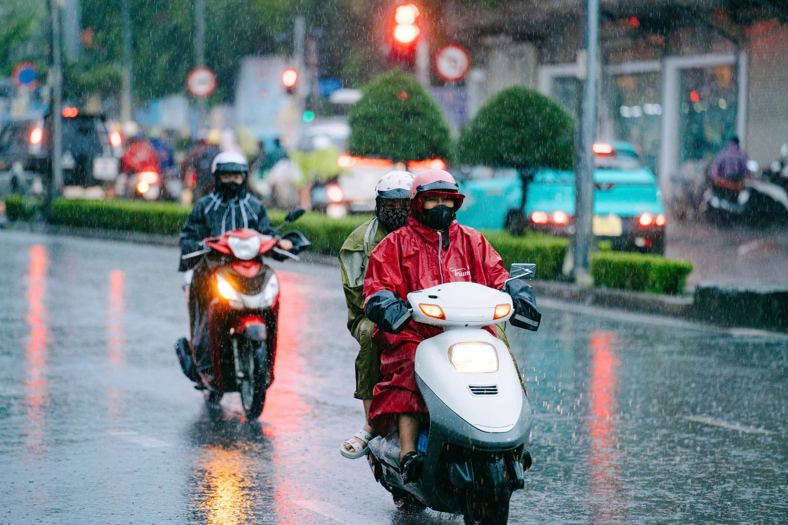 今天6月12日的天气：中部和西原地区有大雨；南部有大雨