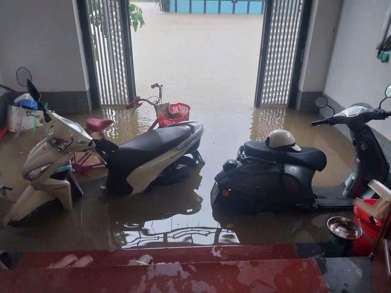 正在厨房烧水时被雷击中