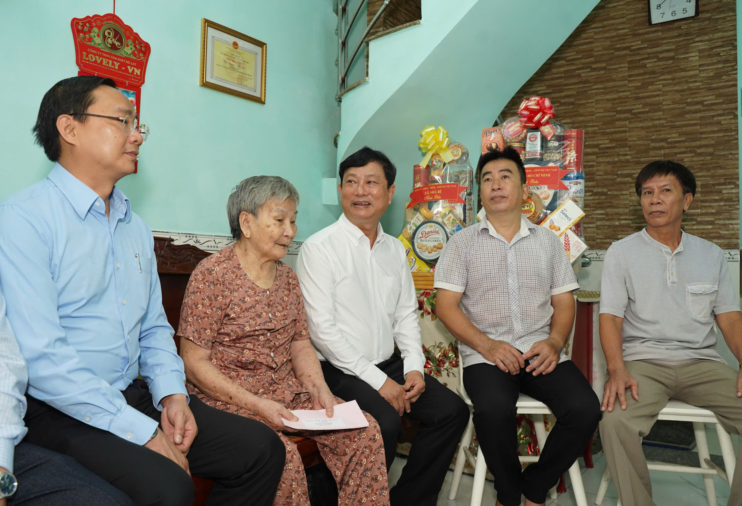 胡志明市人民议会主席武文敏考察芽皮县为民服务工作