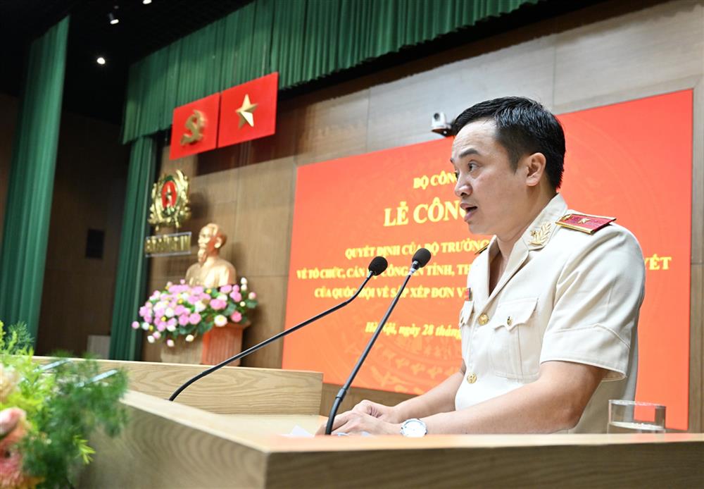 大将梁三光向34名省市公安局长颁发决定