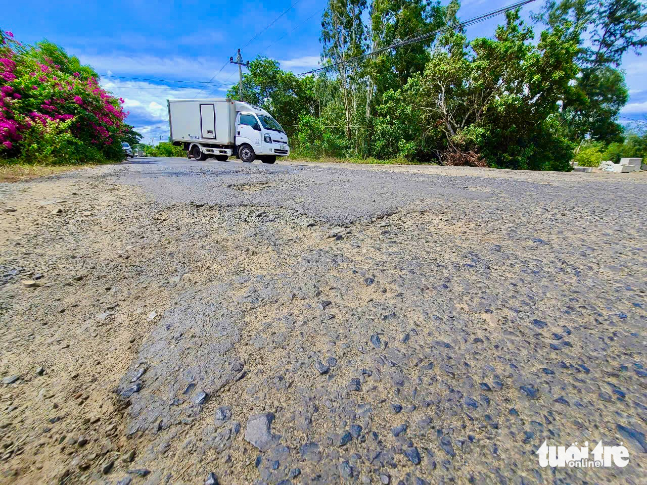 通往国家特别遗迹Gành Đá Đĩa的道路上布满坑洼