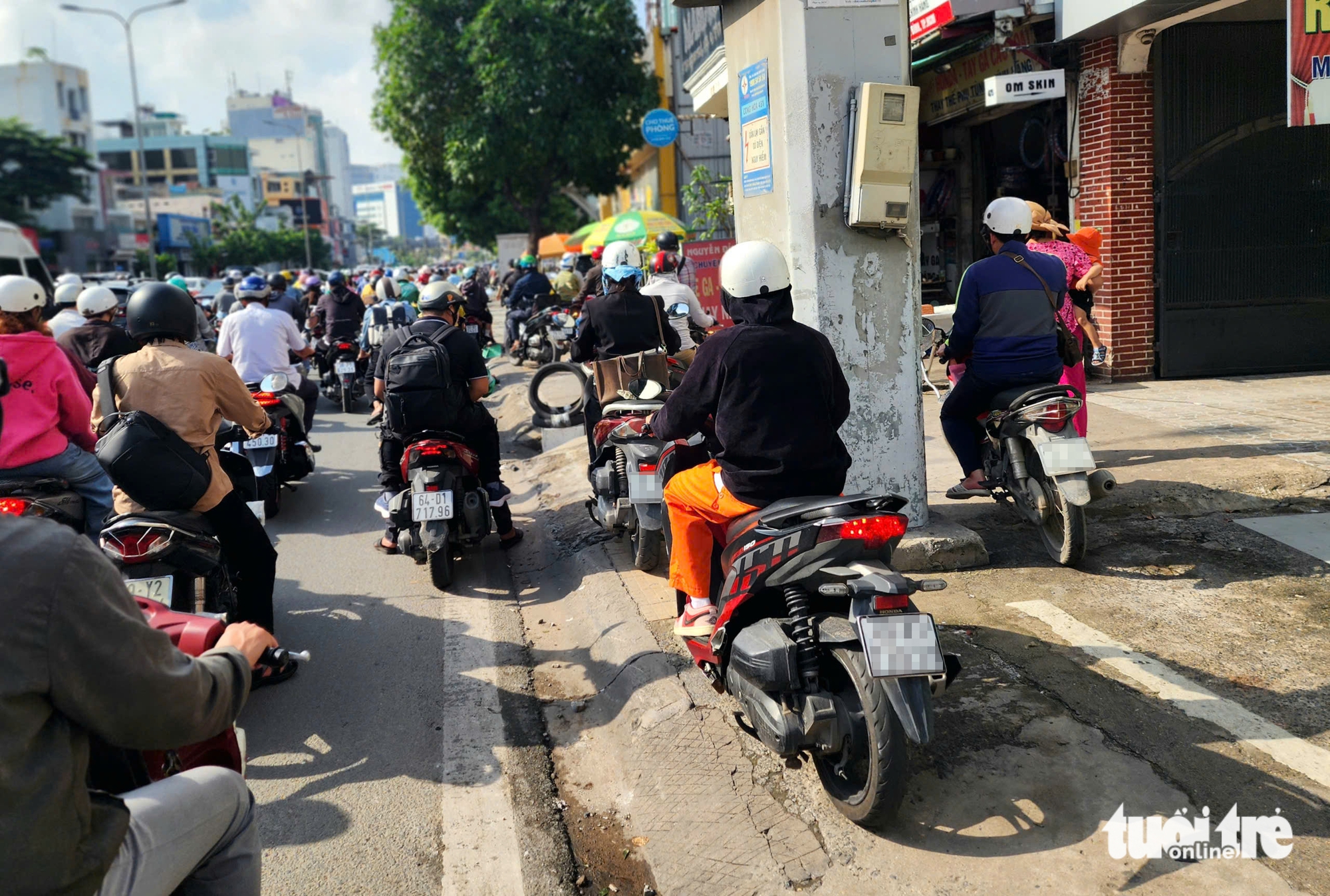 罚款高达600万越南盾，许多人仍争相骑摩托车上人行道