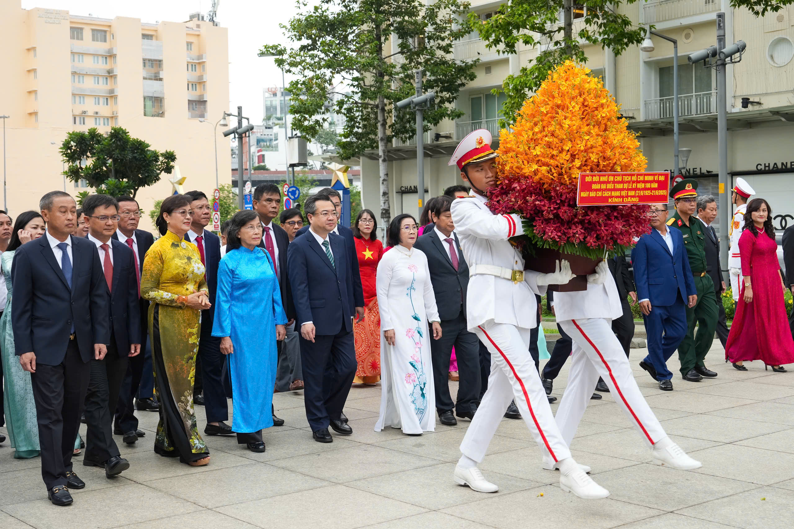 胡志明市领导在越南新闻日100周年纪念日向胡志明主席献花