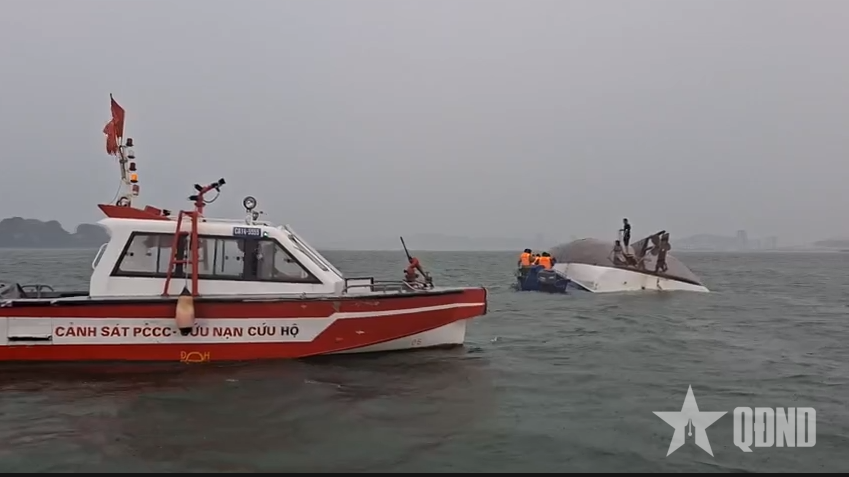 下龙湾旅游船翻船：救出10人，打捞3具尸体