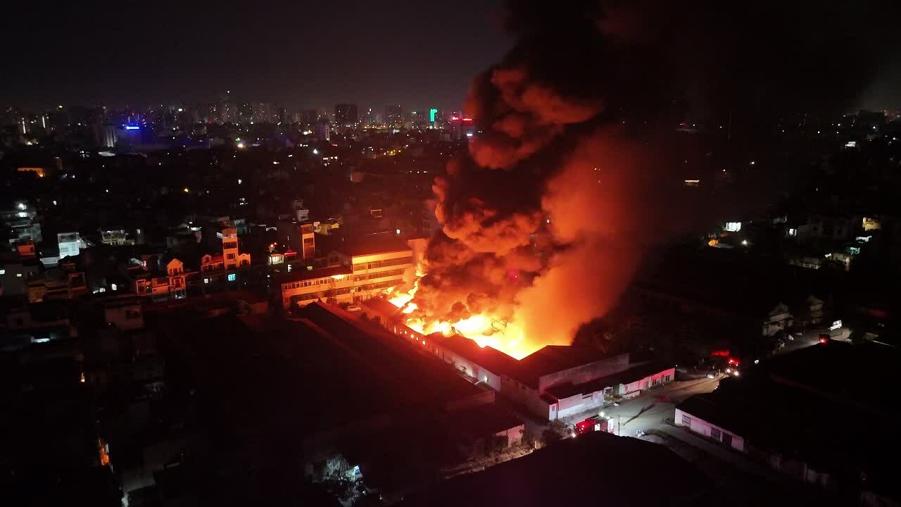 河内的纸厂和精油厂夜间大火熊熊