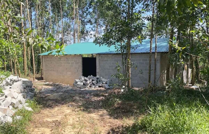 建造棚屋等待南北高速铁路项目的补偿