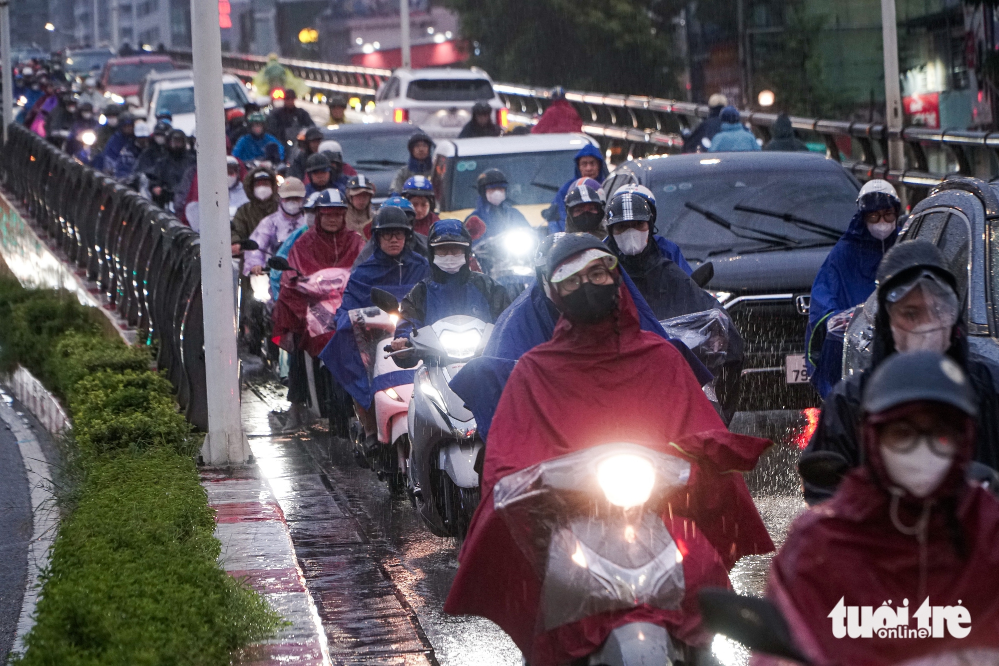 河内市民因下班高峰大雨缓慢回家
