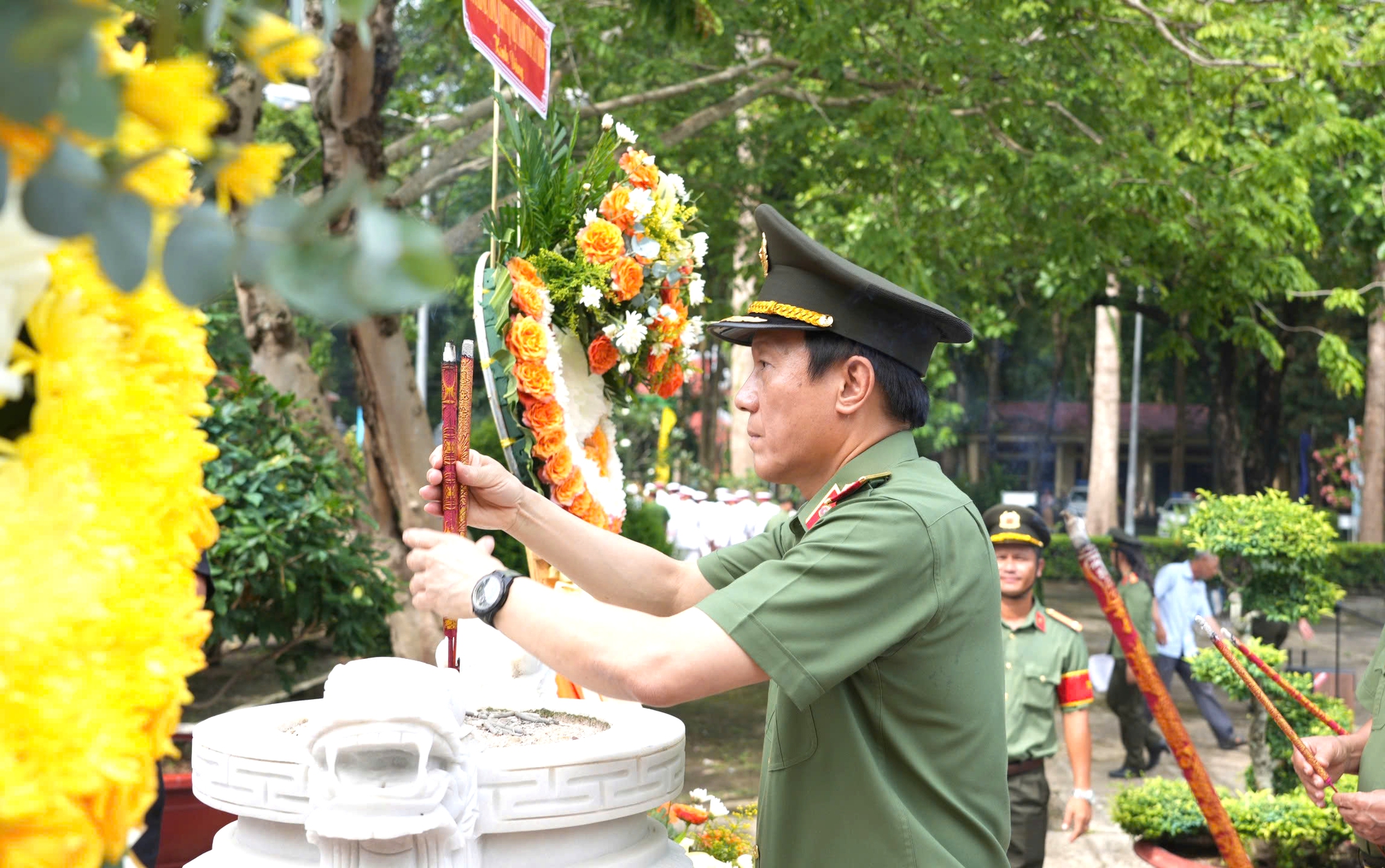 公安部在西宁为烈士举行感恩活动，纪念南部中央安全局成立65周年