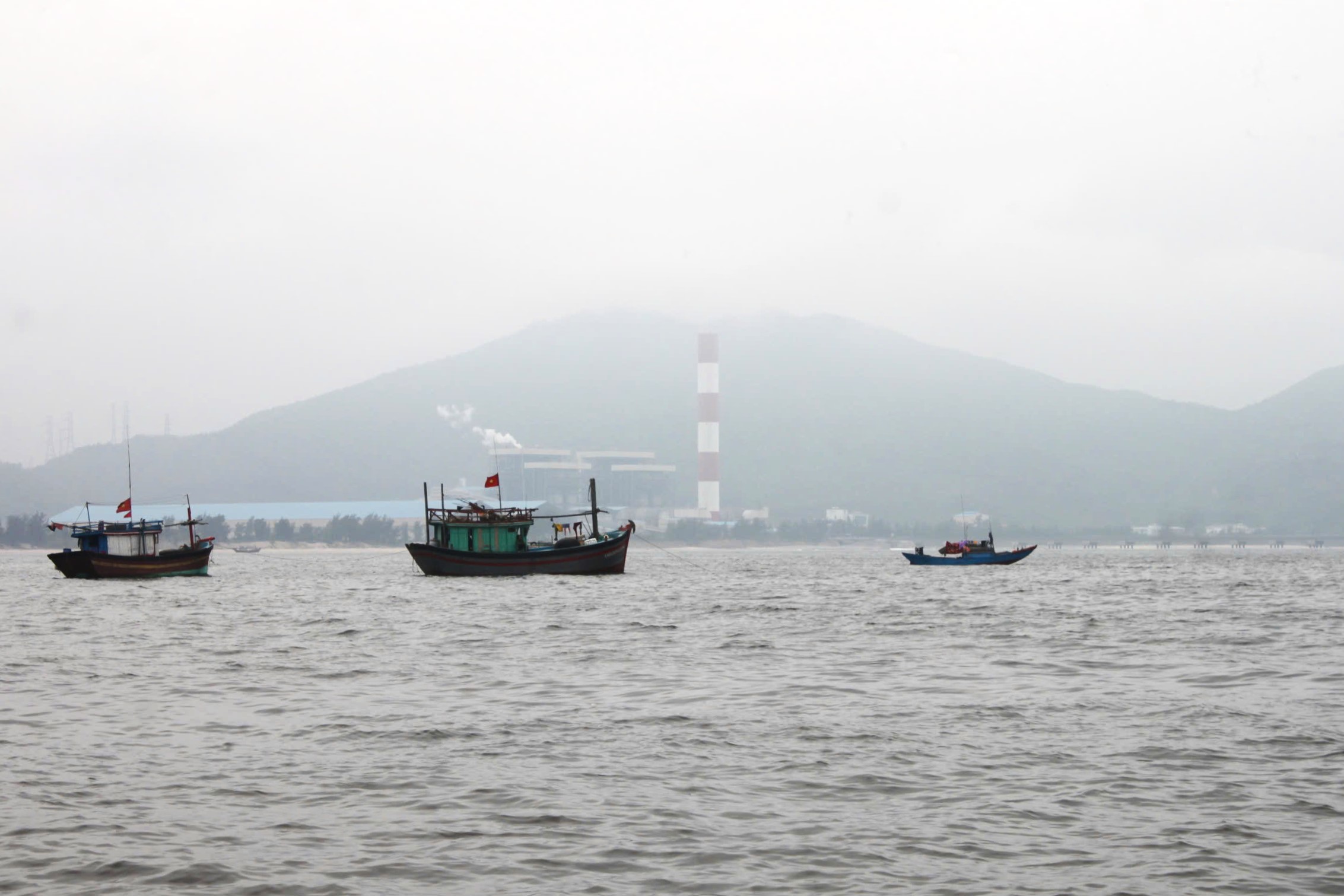 载有近5000吨煤炭的船在海上沉没：制定打捞和收集石油的方案