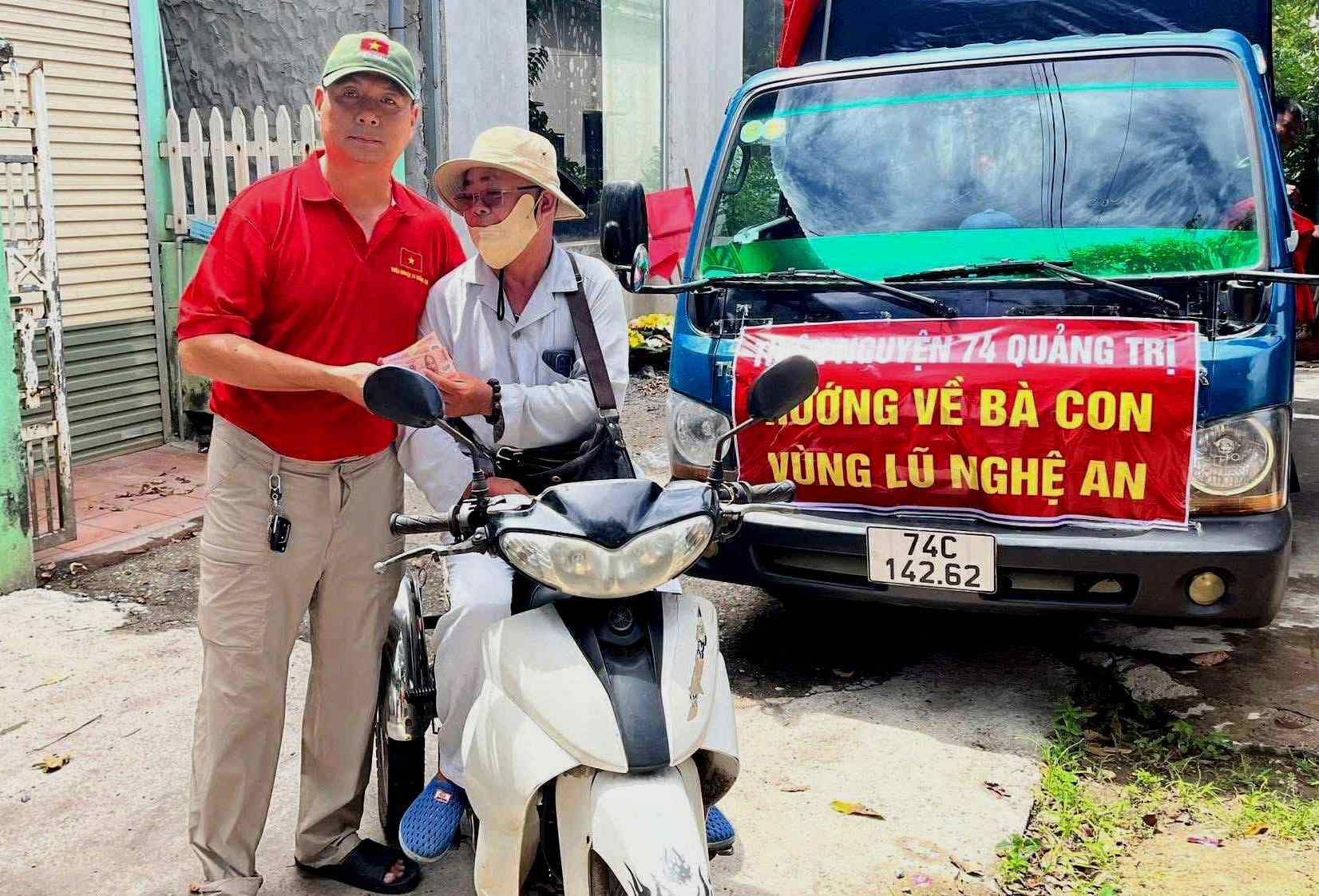 10万越南盾的彩票钱和送往洪灾地区的心意