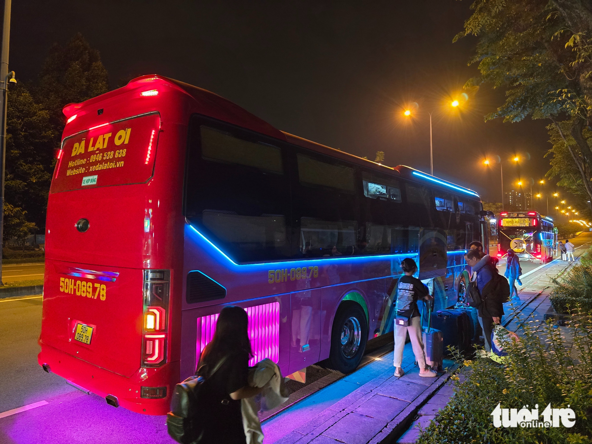 仅一小时，六辆卧铺客车在一段路上闪电接客