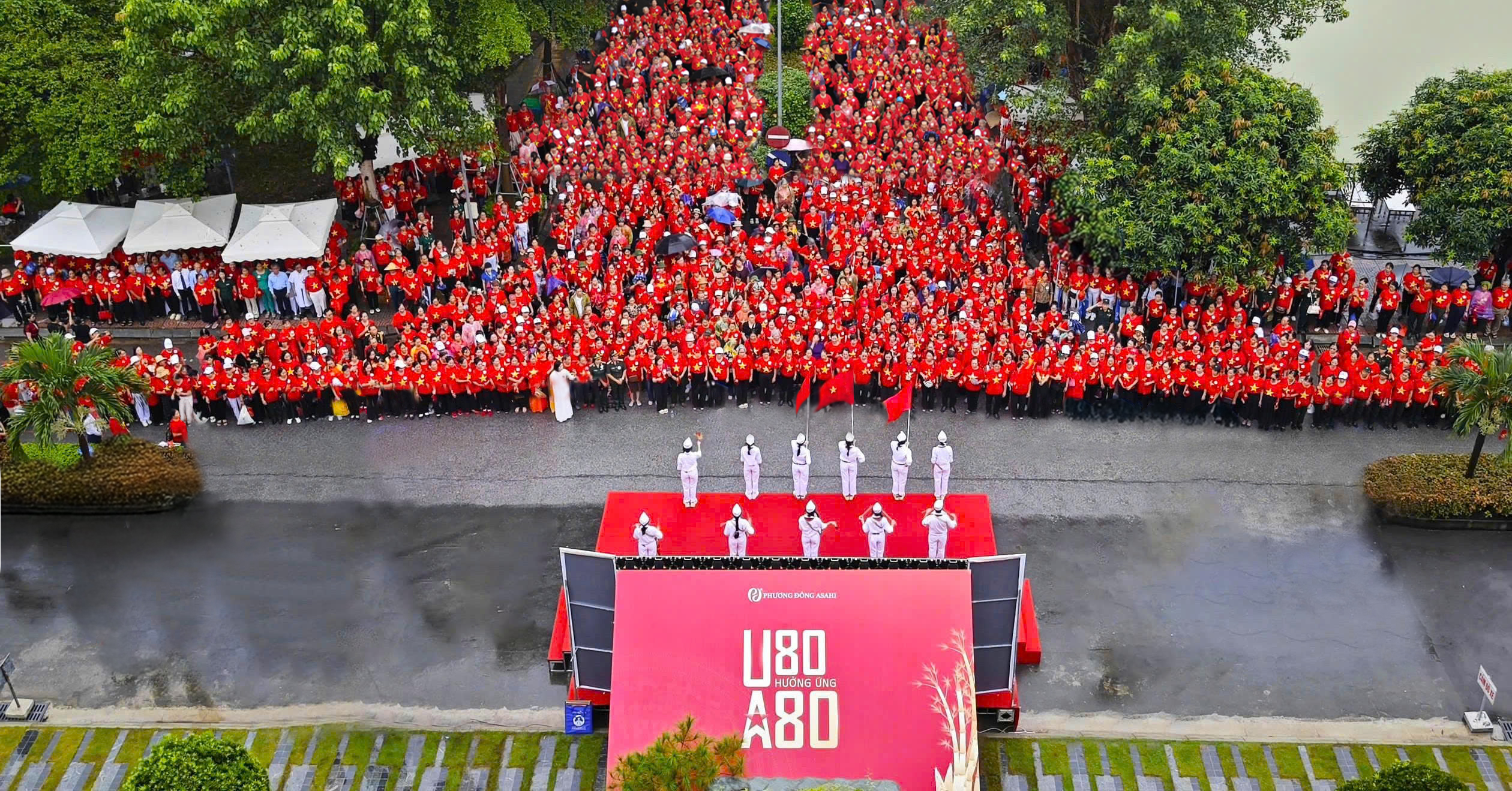 超过1300名U80老年人唱国歌响应A80