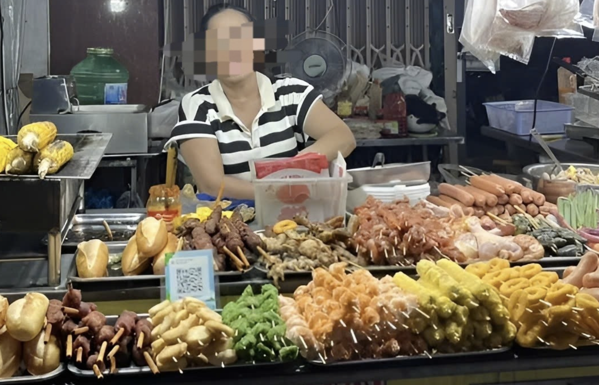 岘港街头小贩向老挝游客收取76万越南盾几串烤肉被请到派出所