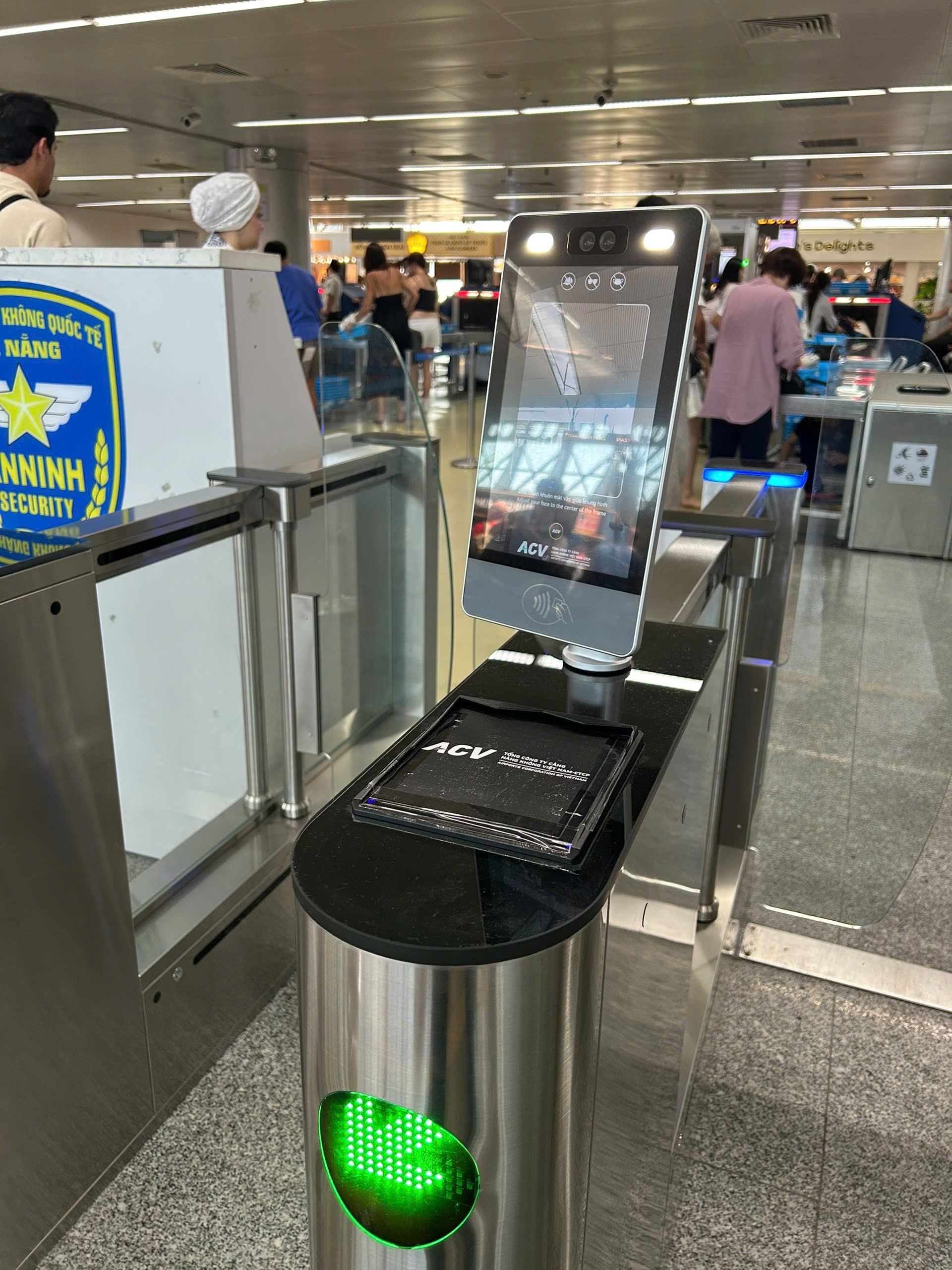 岘港机场为越南航空、越捷国内航班旅客使用VNeID办理手续