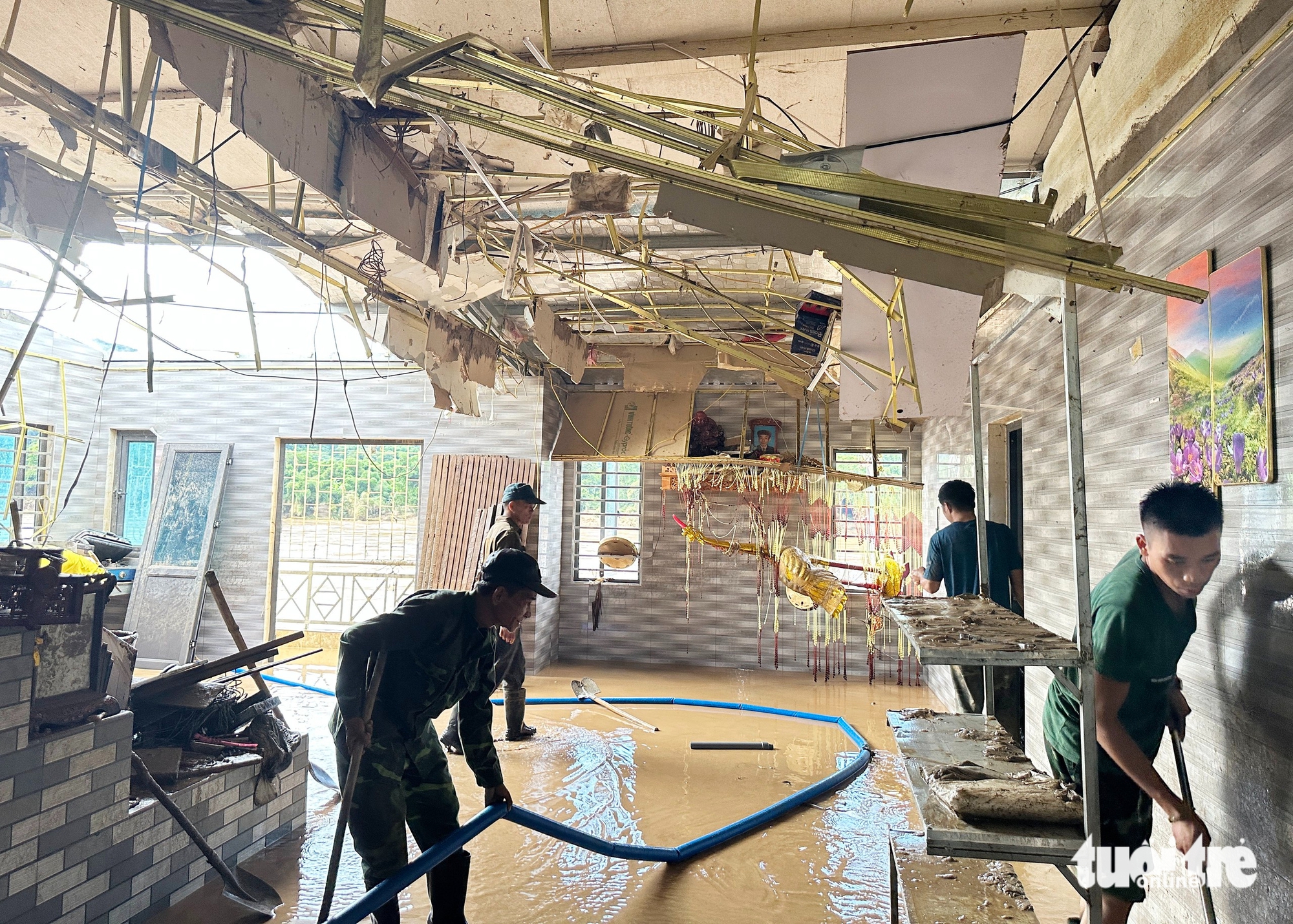 义安洪水区居民在厚厚的泥浆中寻找财产